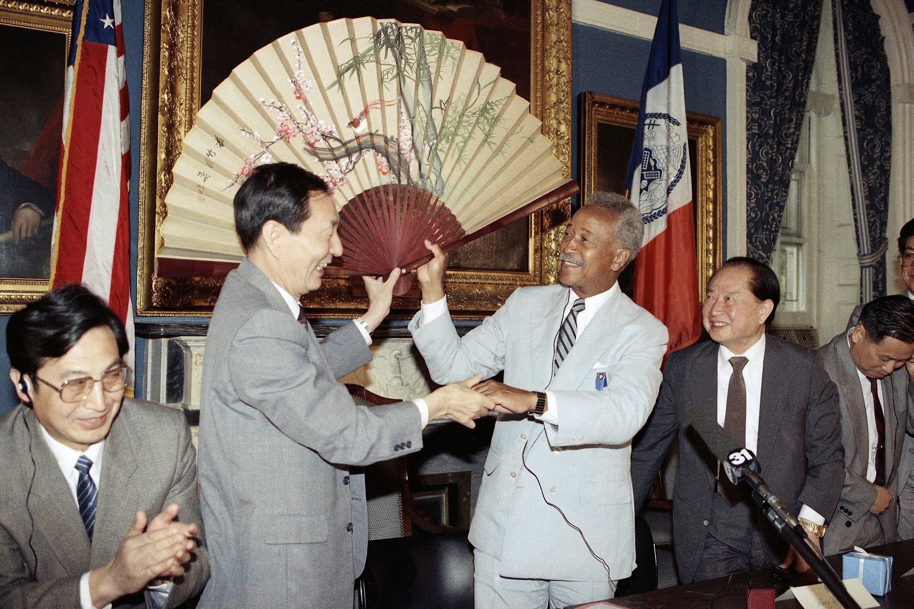 New York mayor David Dinkins (centre right) is presented with a hand-painted fan from Shanghai mayor Zhu Rongji (centre left) in the Blue Room of City Hall in New York on July 10, 1990. Photo: AP