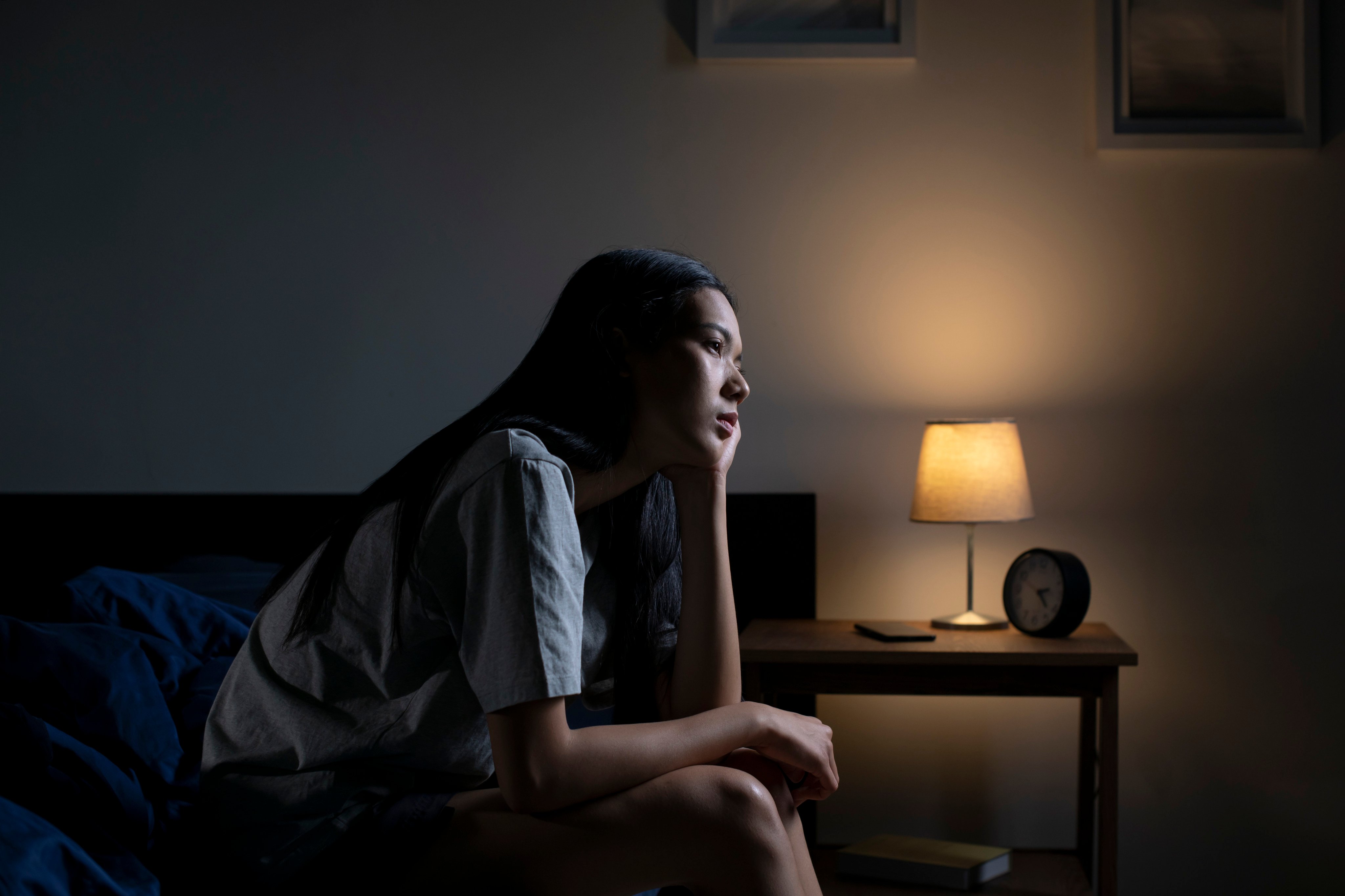 Unlike deep thinking, overthinking is an aimless, destructive cycle driven by negative, repetitive thoughts that offer no resolution. However, there are self-help techniques to stop the feedback loop. Photo: Getty Images