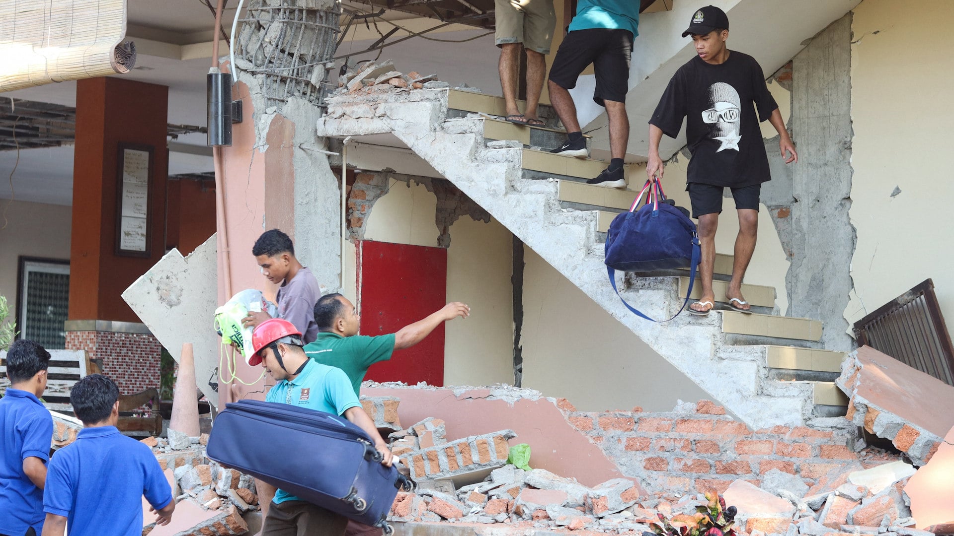 Deadly magnitude 7.7 earthquake hits eastern Indonesia, prompting evacuation and rescue
video thumbnail