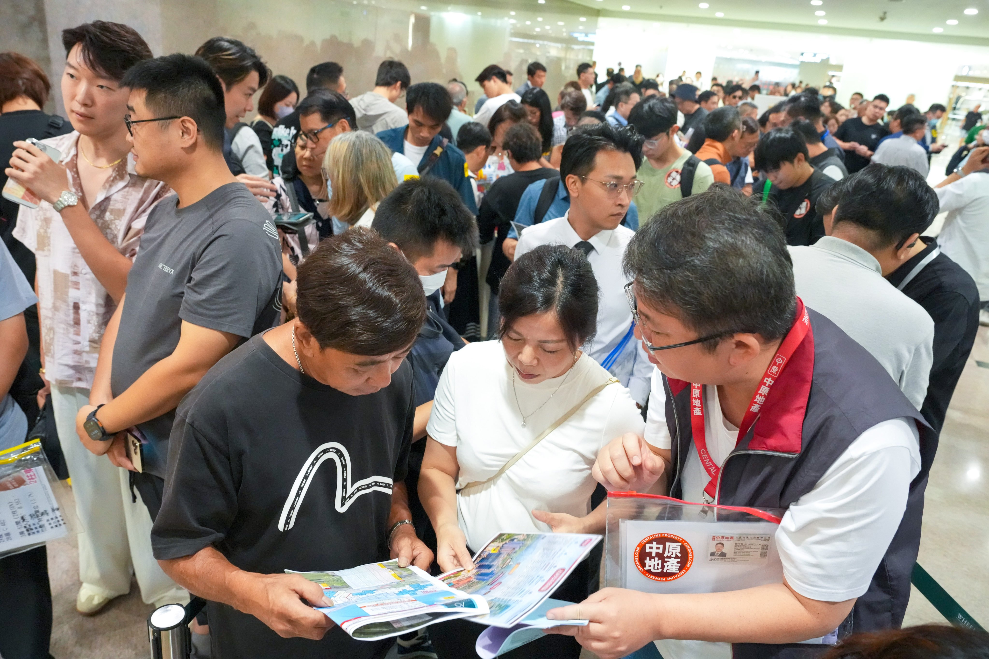 Crowds queue at the Tsim Sha Tsui sales centre to buy units at Park Silicon in Kwu Tung. Photo: Dickson Lee