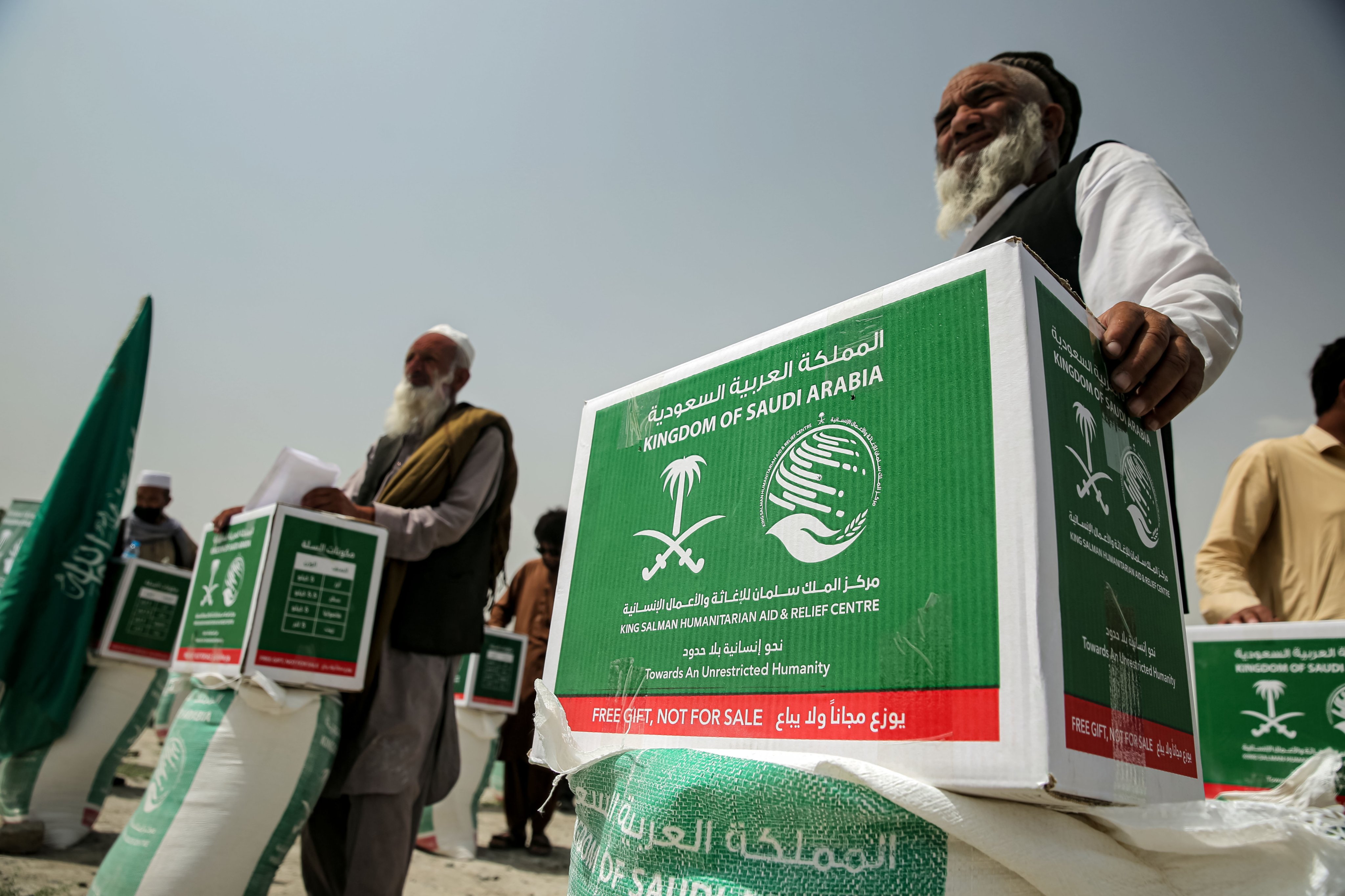 Afghan refugees receive food rations donated by Saudi Arabia, in Kabul on July 30. Photo: EPA-EFE