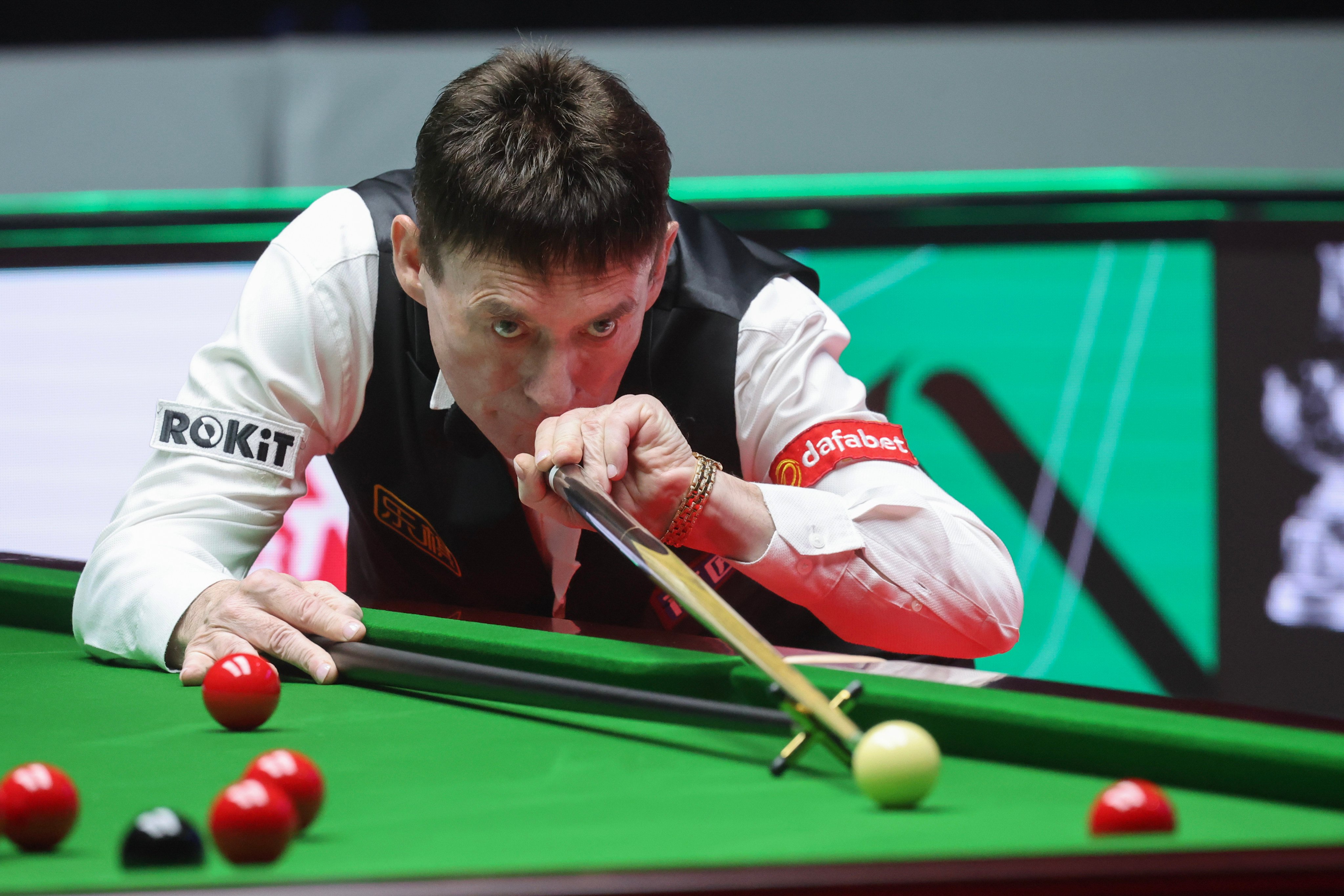 Jimmy White takes a shot against Marco Fu during an exhibition match at the 2025 World Grand Prix at Kai Tak Arena. Photo: Dickson Lee