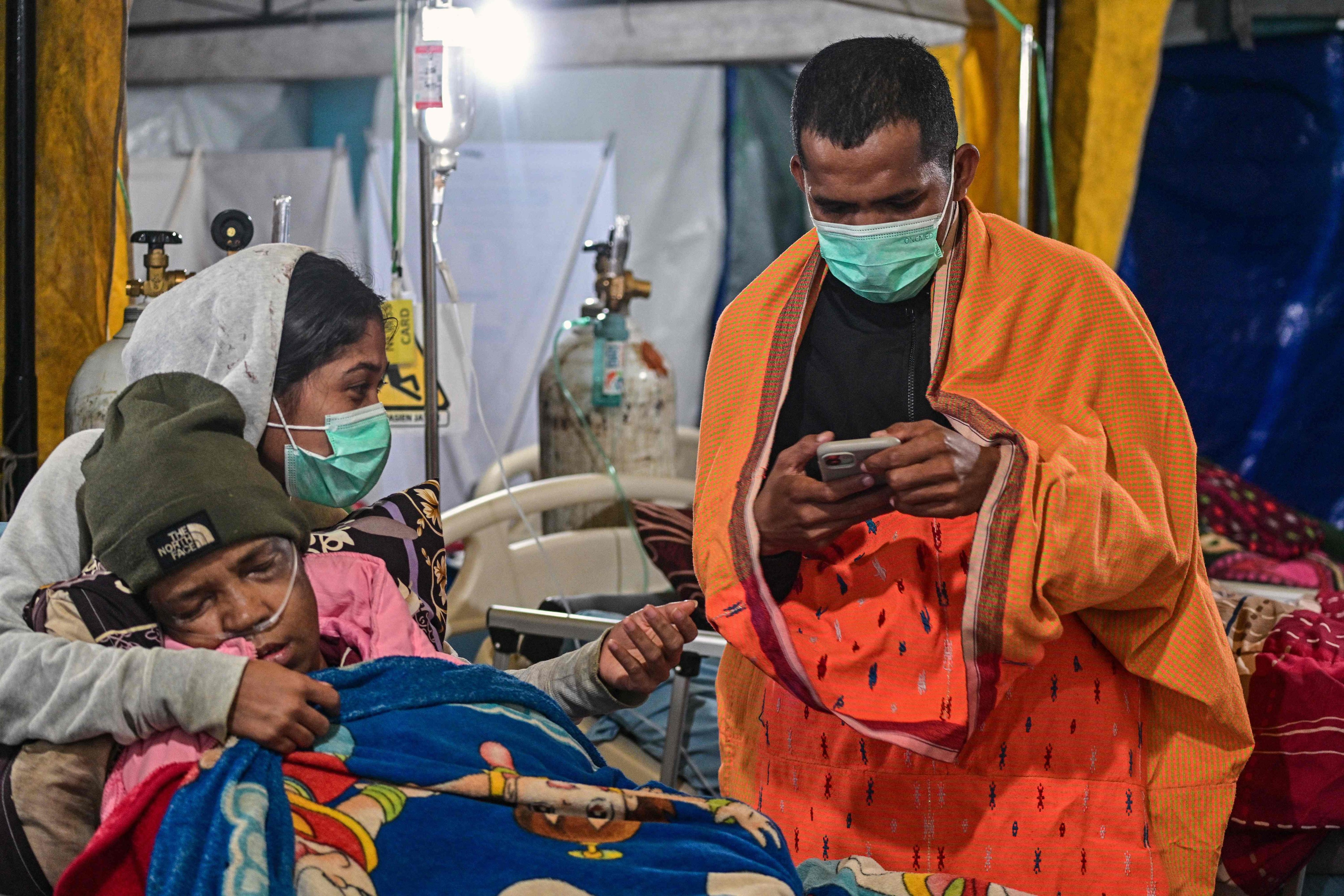 An earthquake victim receives treatment in a temporary medical tent in Ruteng, Manggarai, Indonesia’s East Nusa Tenggara, on Saturday. Photo: AFP