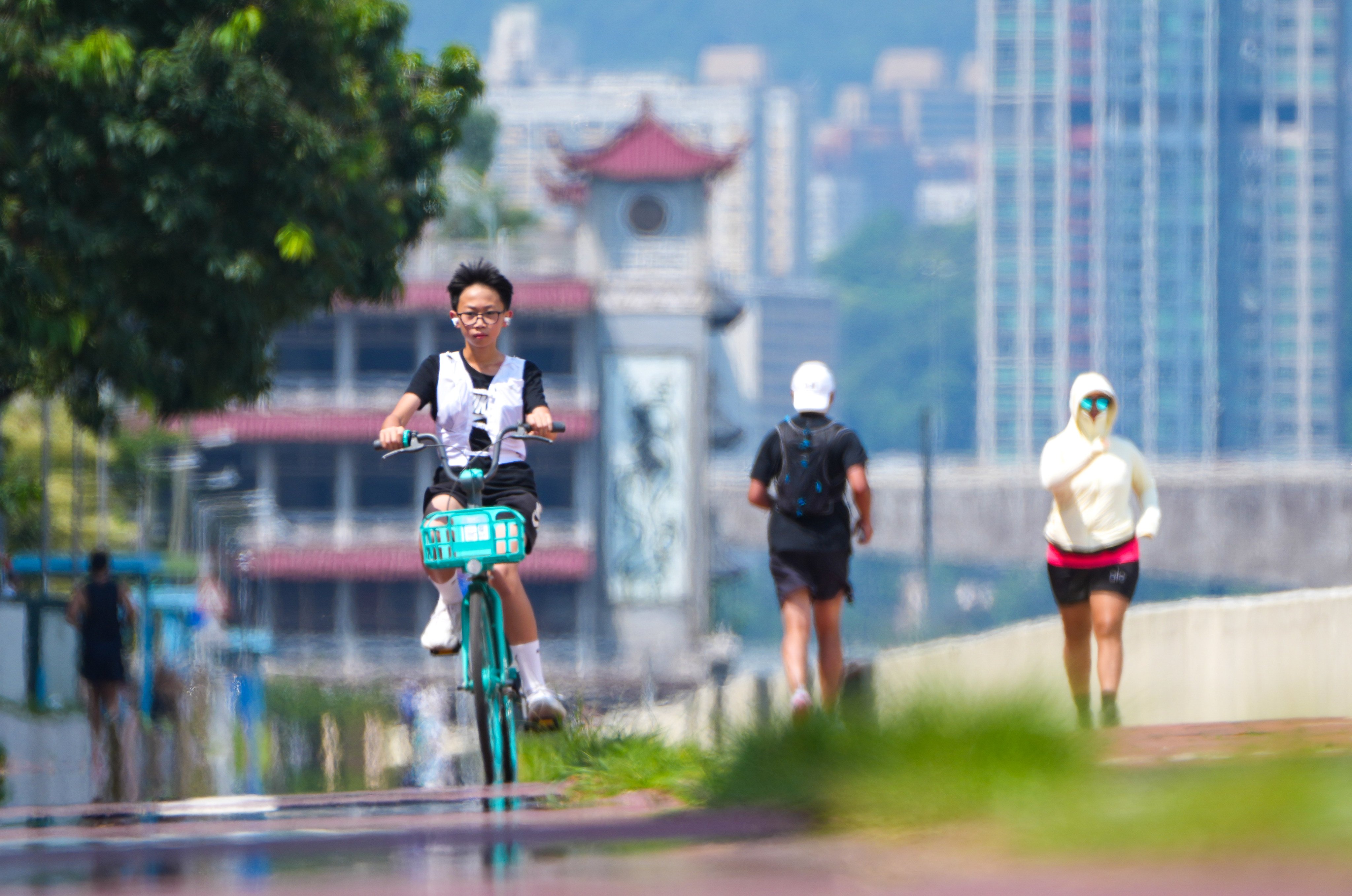 The Very Hot Weather Warning has been in force since 6.45am on Sunday with temperatures across the city ranging from 28 to 33 degrees, according to the Hong Kong Observatory. Photo: Sam Tsang