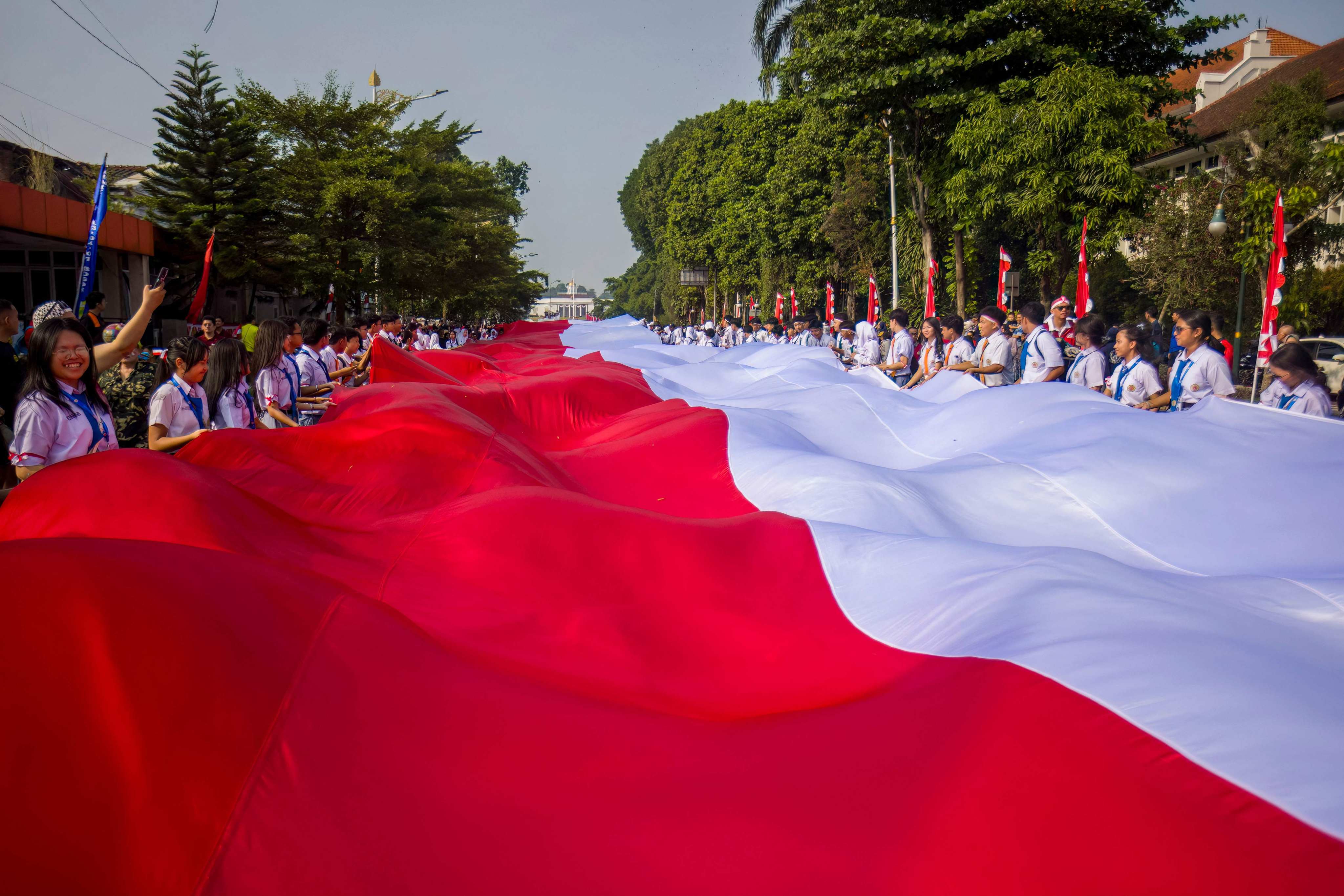 About 3,500 people take part in parading a 500-metre-long Indonesian flag in Bogor, West Java on August 9, 2026, as part of the celebrations for Indonesia’s 81st Independence Day. Photo: AFP