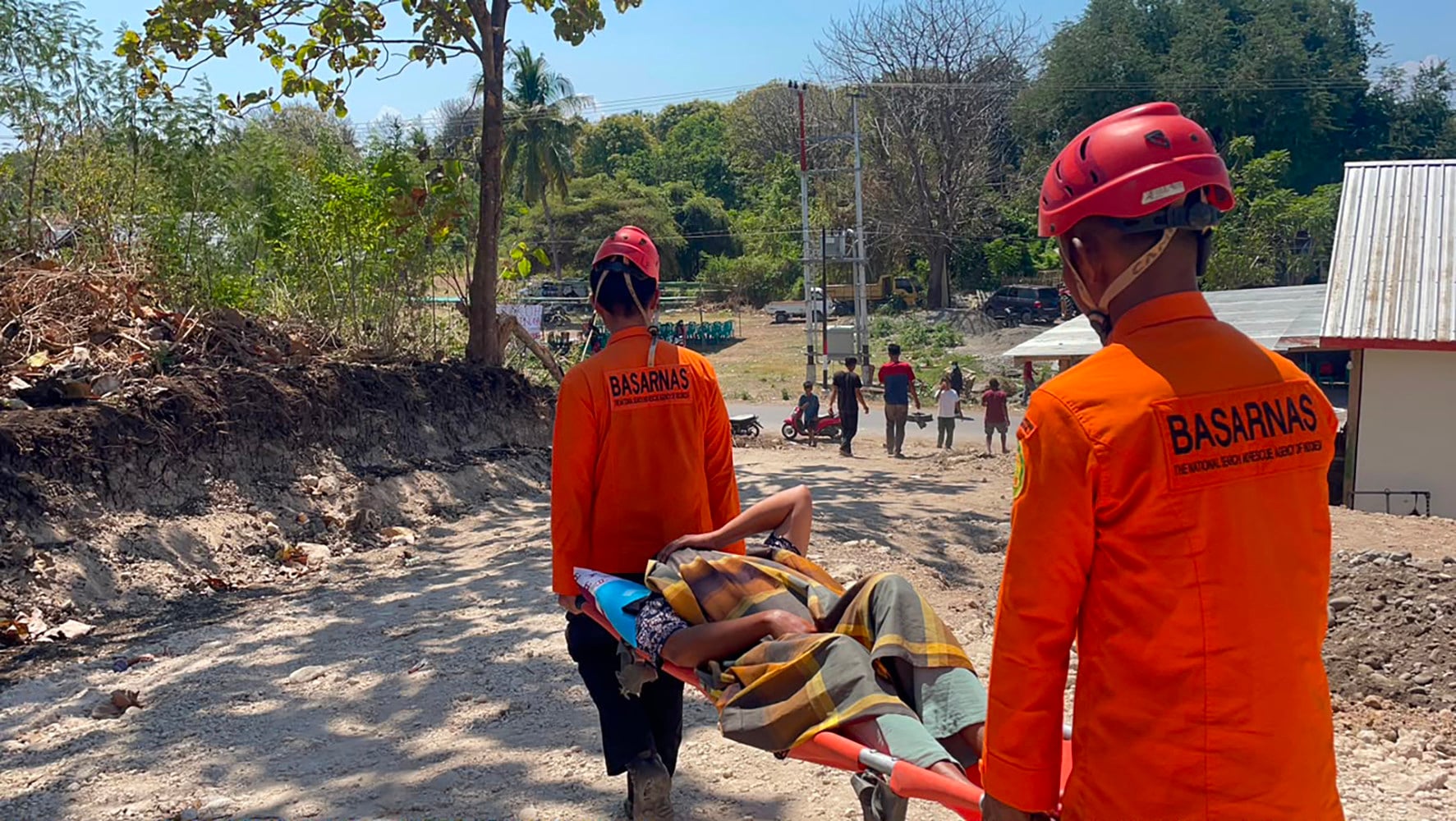 Rescuers evacuate an injured person on Sunday after an earthquake on Flores Island, Indonesia. Photo: Basarnas/Xinhua)