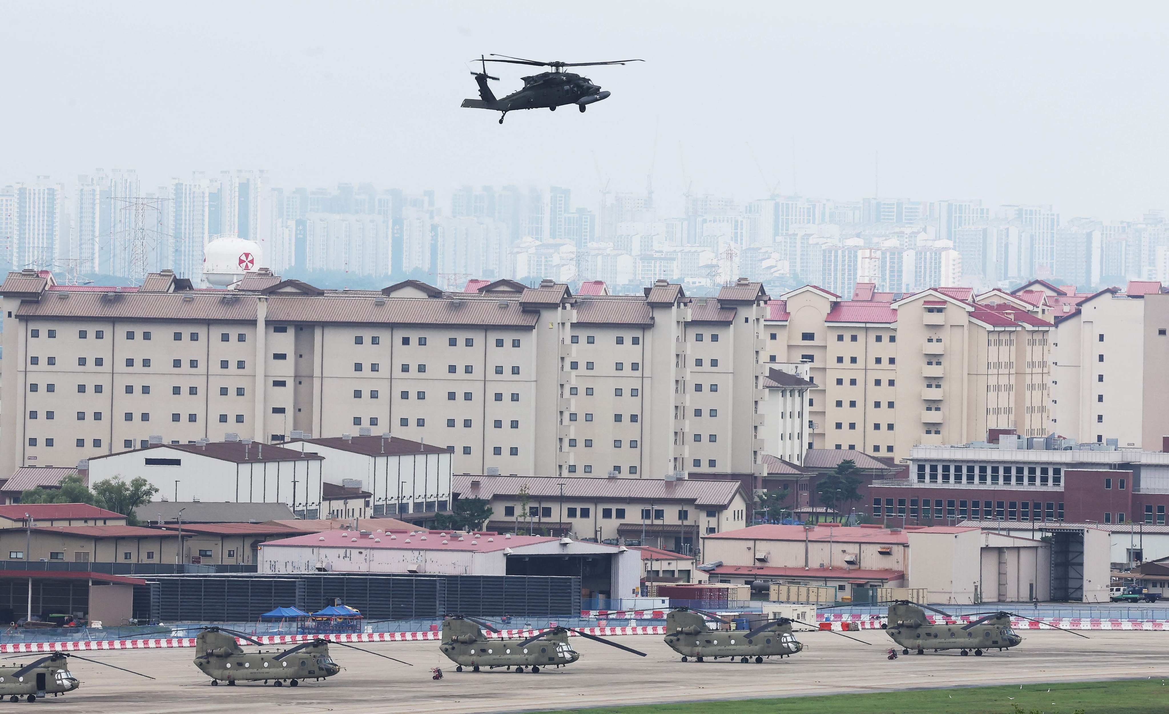 A US Army Black Hawk helicopter flies at Camp Humphreys in Pyeongtaek on Monday as a  joint military drill between South Korea and the US kicks off. Photo: AFP