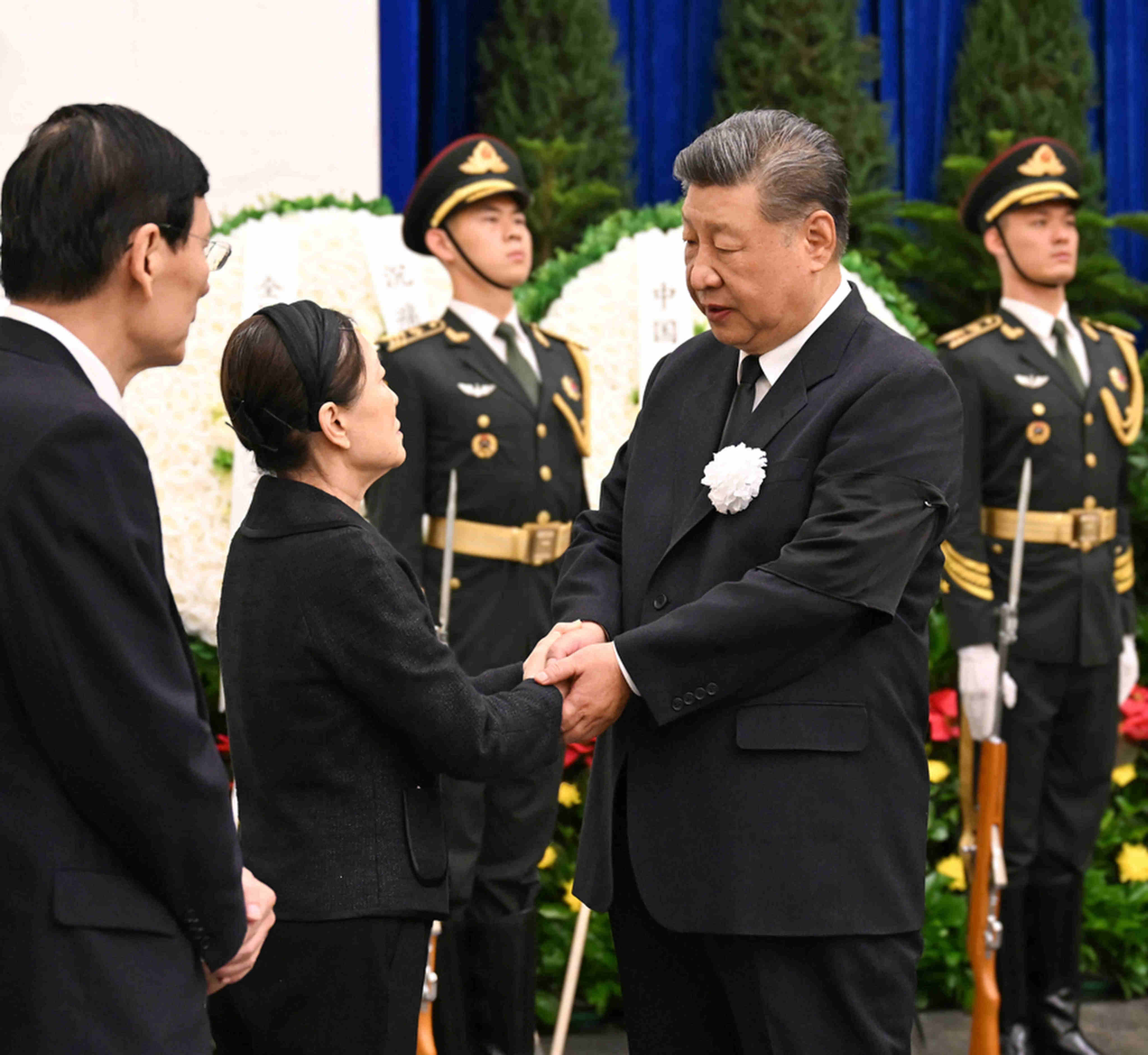 President Xi Jinping conveys his condolences to members of Zhu Rongji’s family at a cremation ceremony in Beijing on Tuesday. Top Communist Party leaders gathered to pay their respects to the late former premier of China. Photo: Xinhua