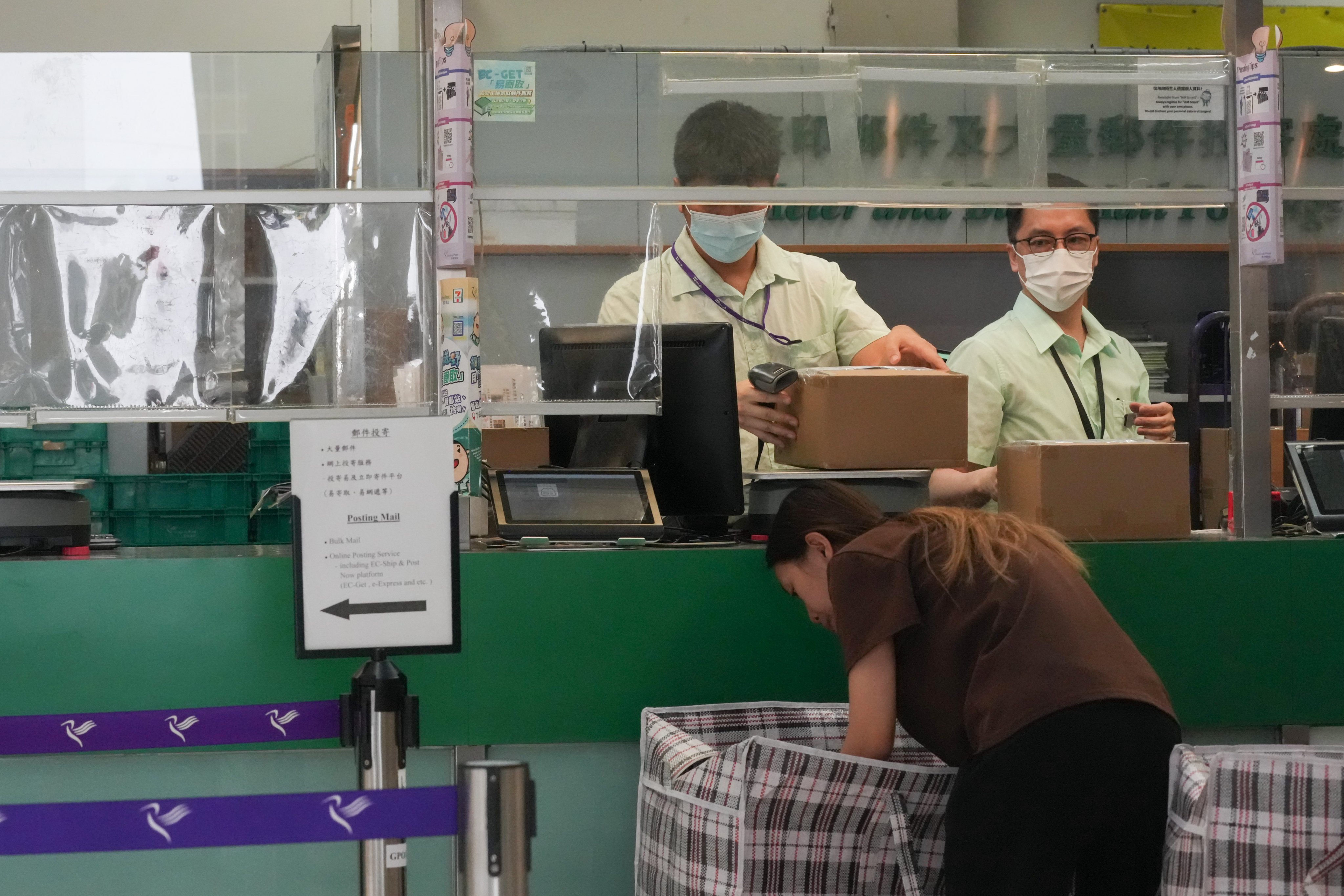 General view of General Post Office in Central. Facing operational challenges and declining mail volumes, Hongkong Post renews postal officers and postmen completing probation this September on two-year civil service contracts instead of offering permanent employment. 18AUG26 SCMP / Jelly Tse