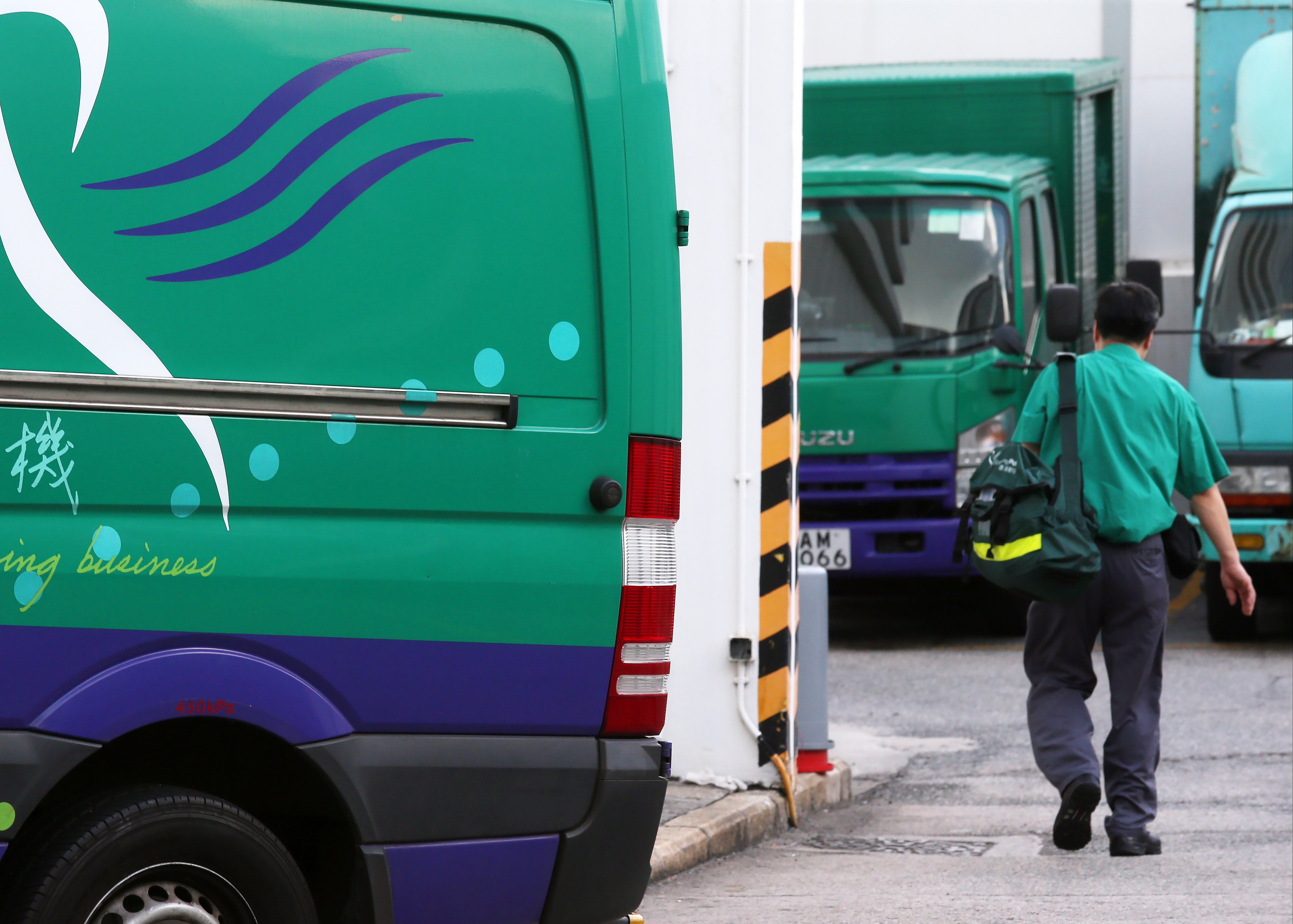 Hongkong Post will offer two-year contracts instead of permanent terms to about 200 staff who complete probation from September. Photo: K. Y. Cheng