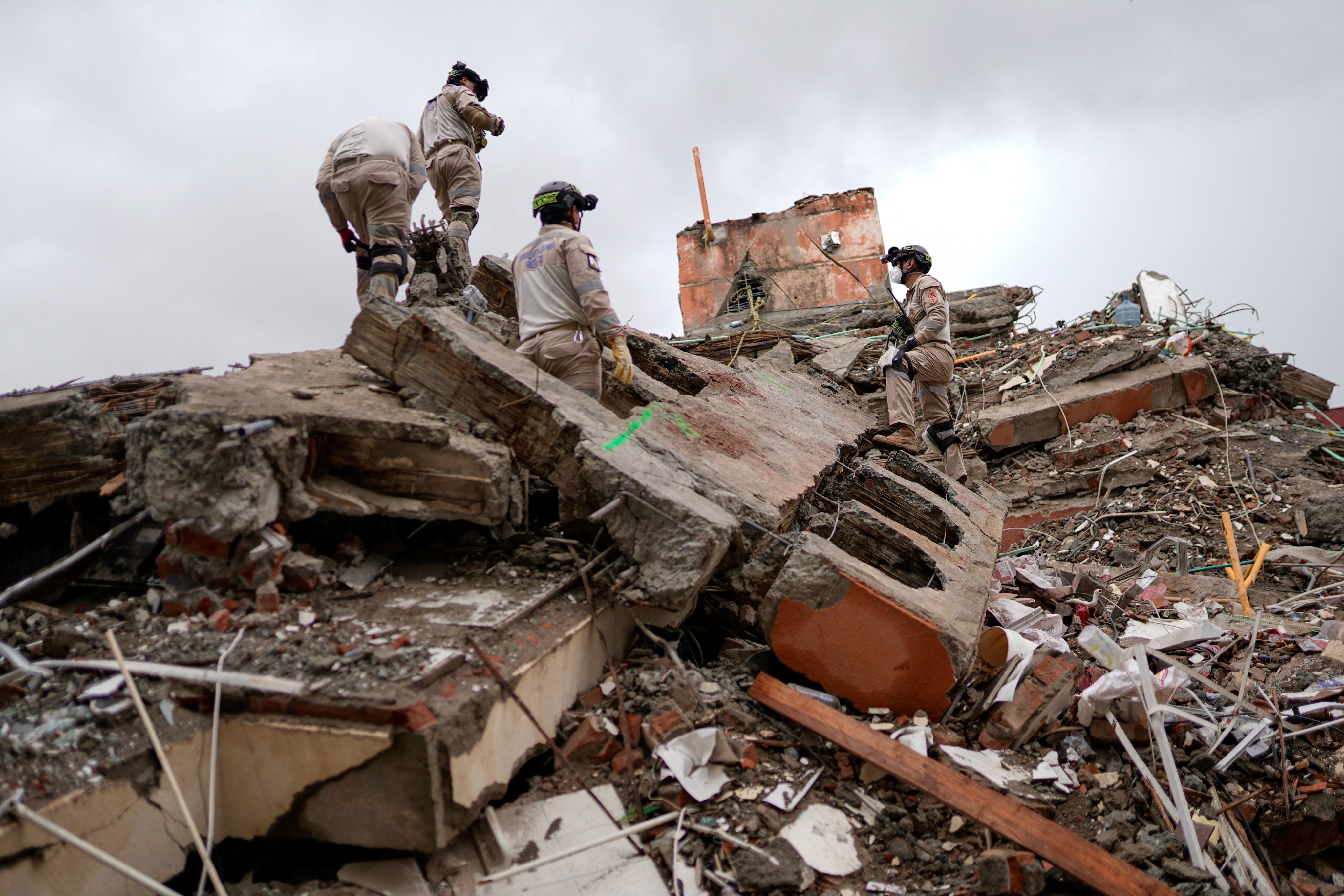 Colombian navy members work as search operations continue at the Torres de Limonar building in Cali, Colombia, on Monday. Photo: Reuters