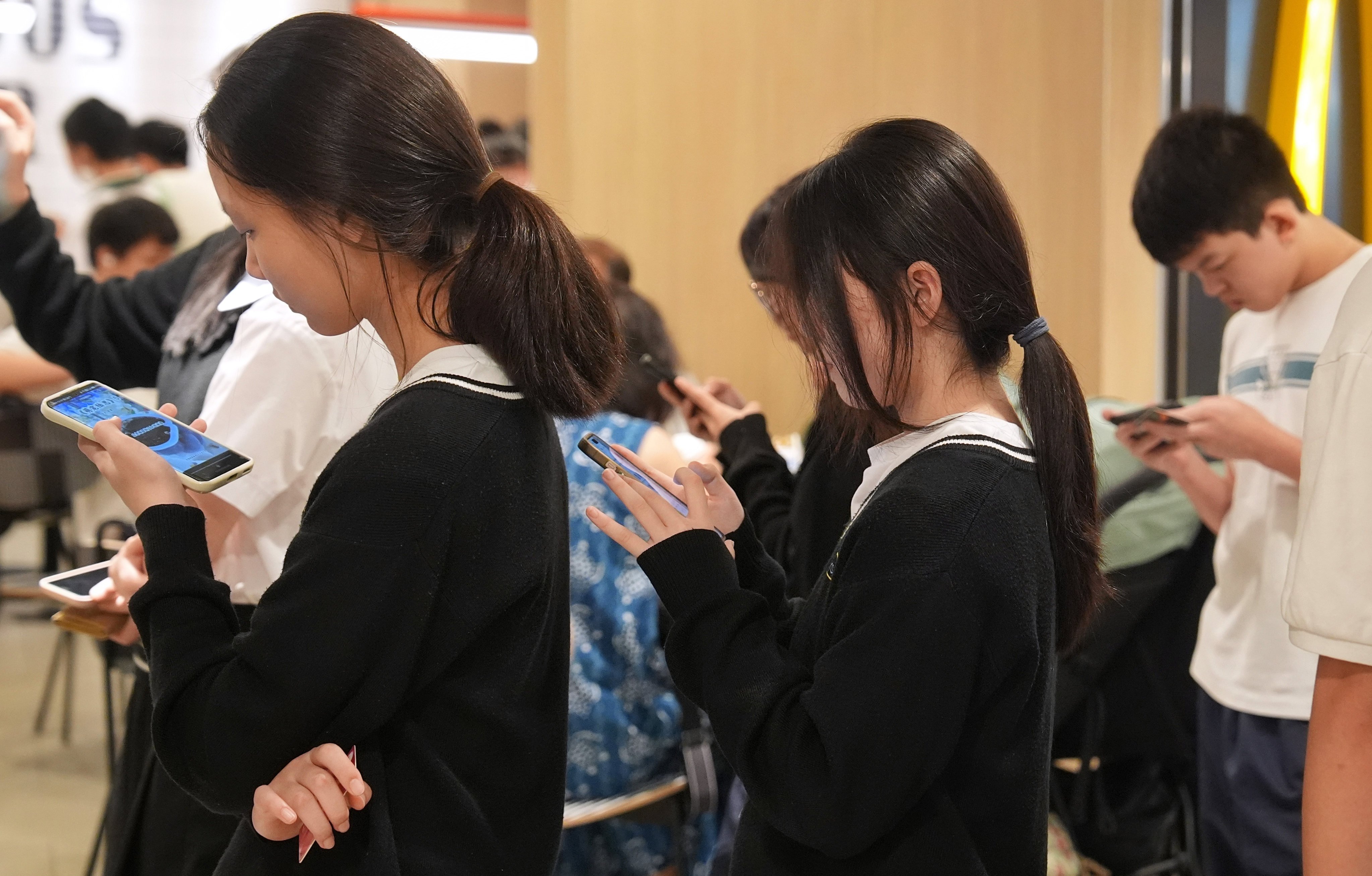 Secondary school students glued to their phones. The study shows recreational screen time rises sharply with age. Photo: Elson Li