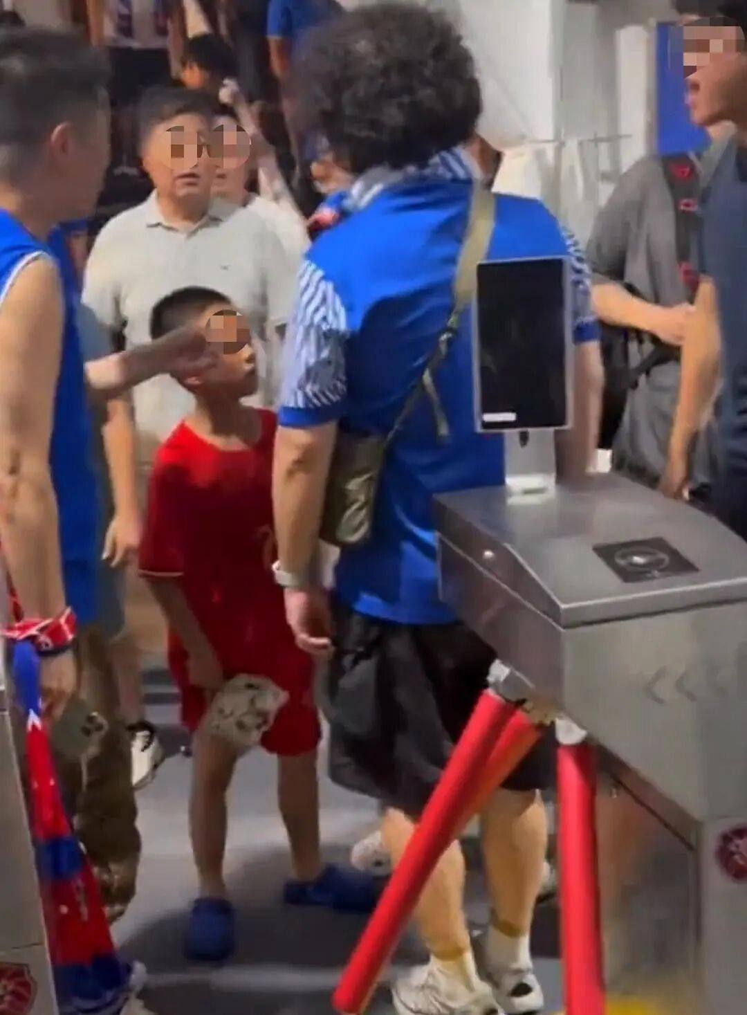 Video footage showed hostile fans pointing and shouting insults at the boy and his father, including asking if the child was “out of his mind”. Photo: Screenshot of video