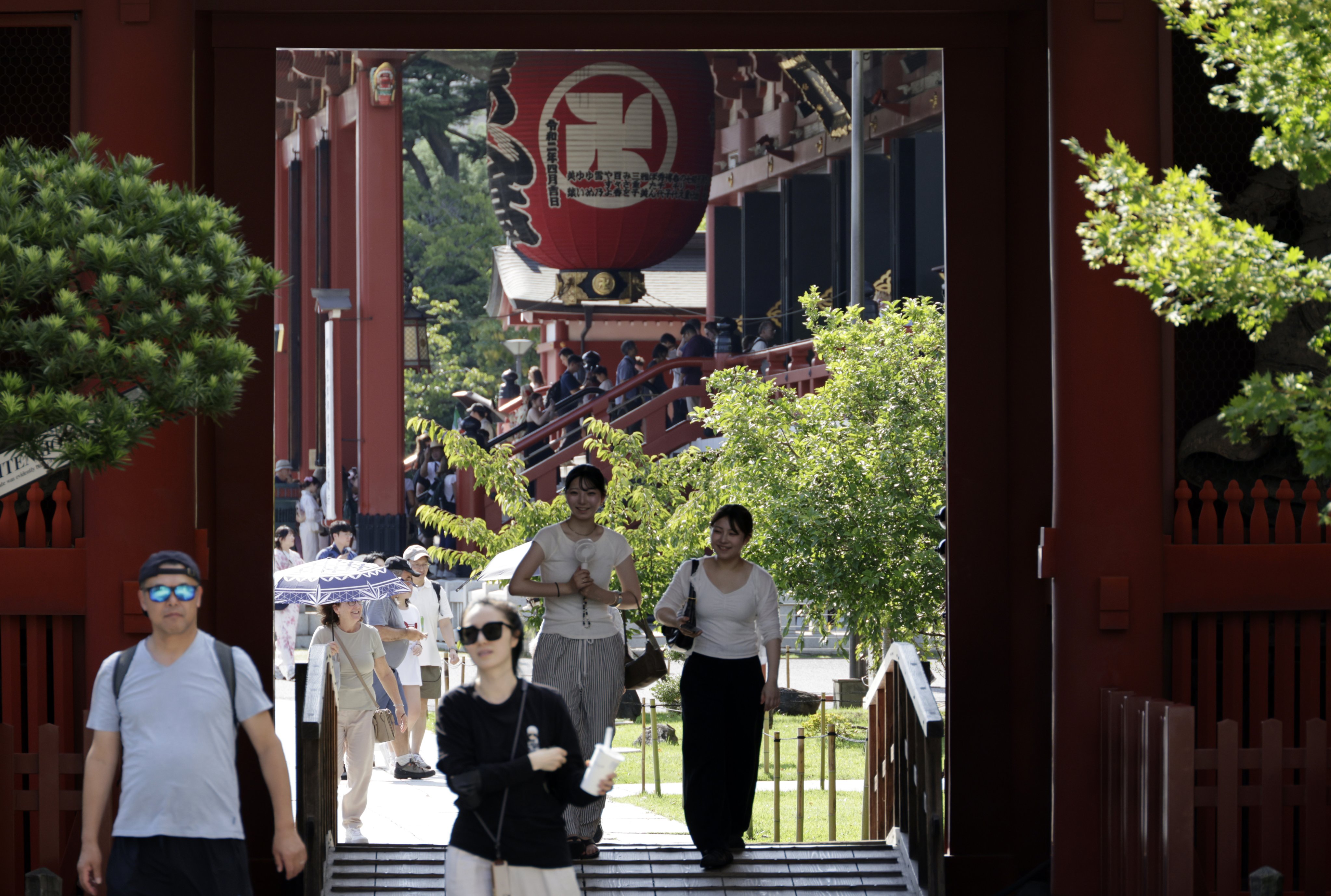 Tourists visit the Sensoji Temple in Tokyo on August 19. Photo: EPA-EFE