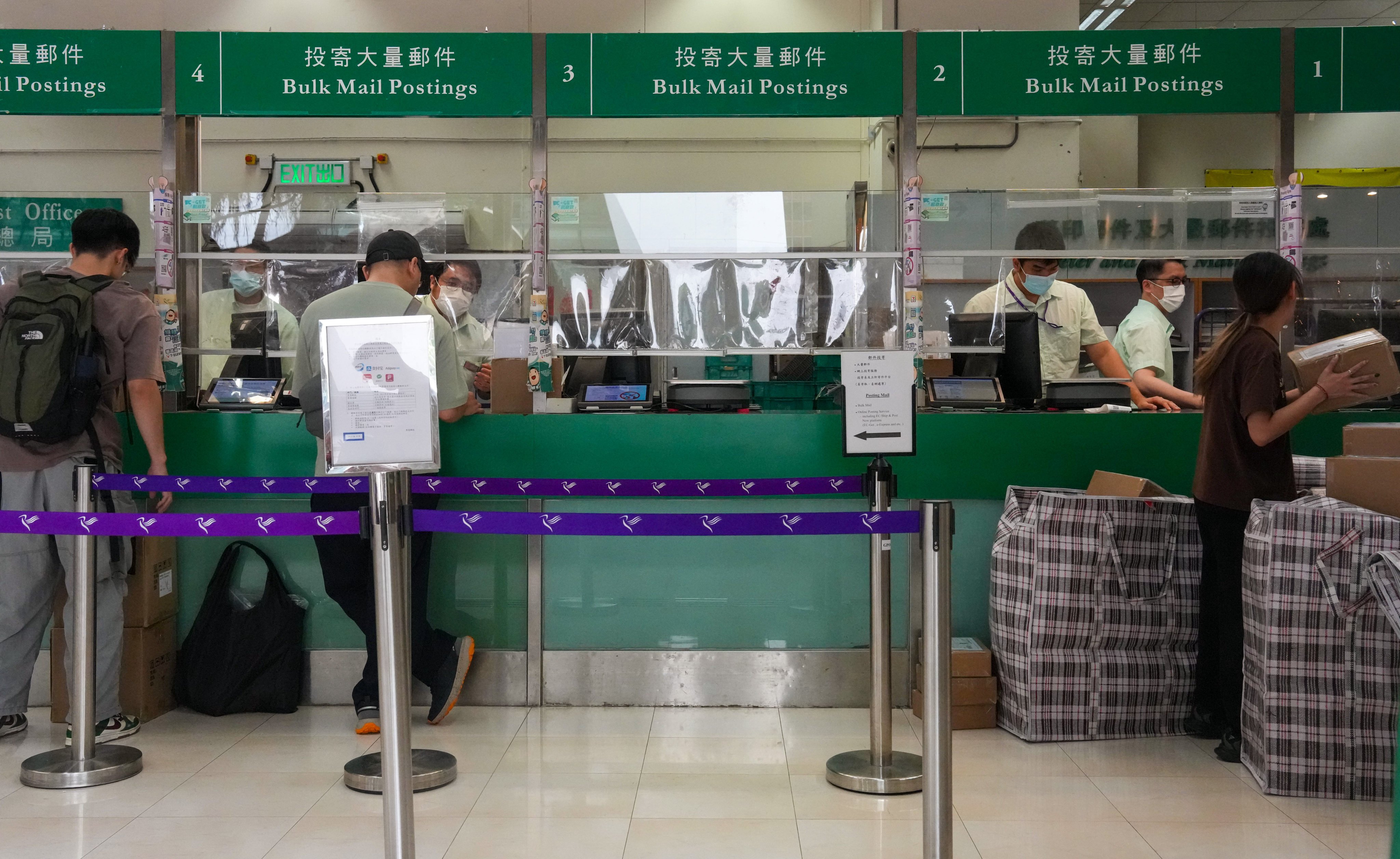 The rapid expansion of the e-commerce market, the rise of private delivery firms and a decline in traditional mail have dragged Hongkong Post into a financial quagmire. Photo: Jelly Tse
