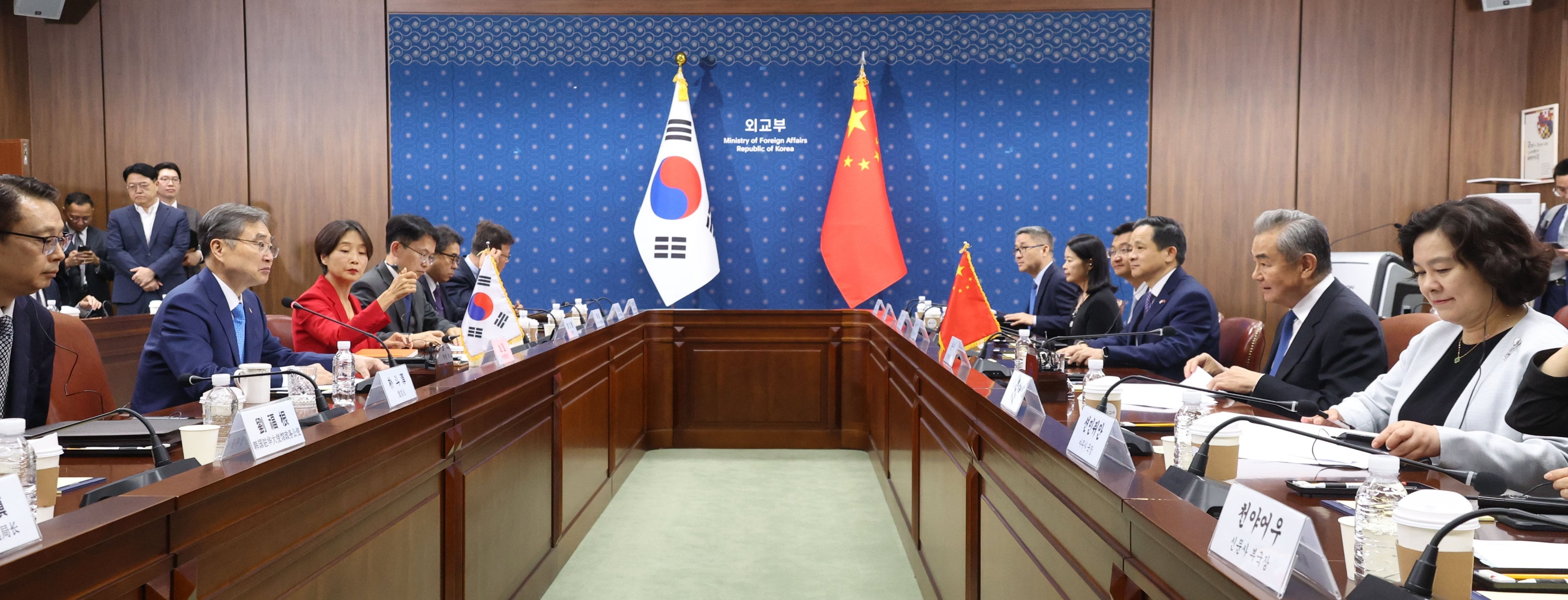 South Korean Foreign Minister Cho Hyun holds talks with his Chinese counterpart, Wang Yi in Seoul on Wednesday, August 19. Photo: EPA/Yonhap