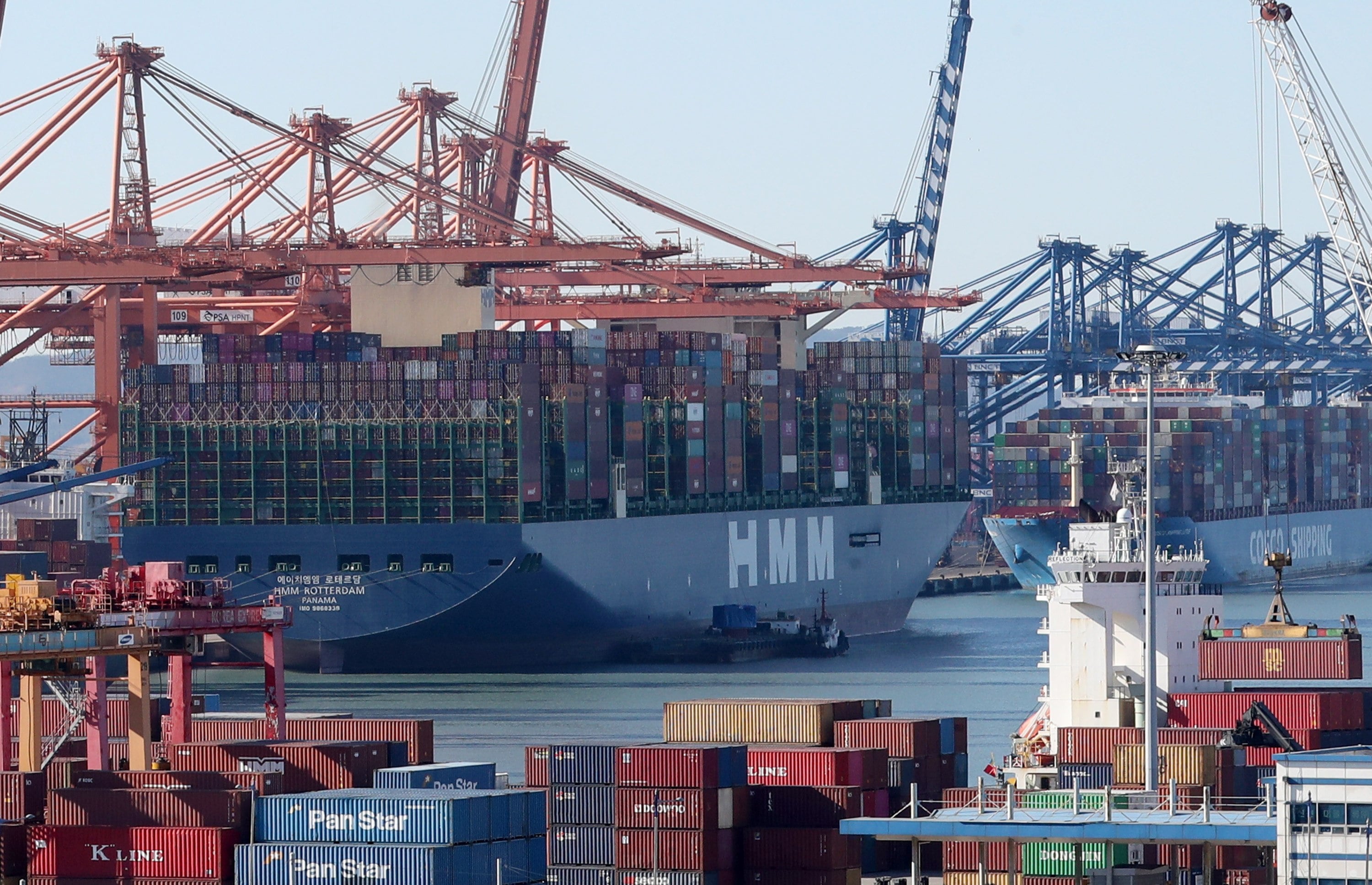 Container ships are loaded with cargo at Busan New Port in Busan, South Korea, in January 2022. Photo: EPA-EFE