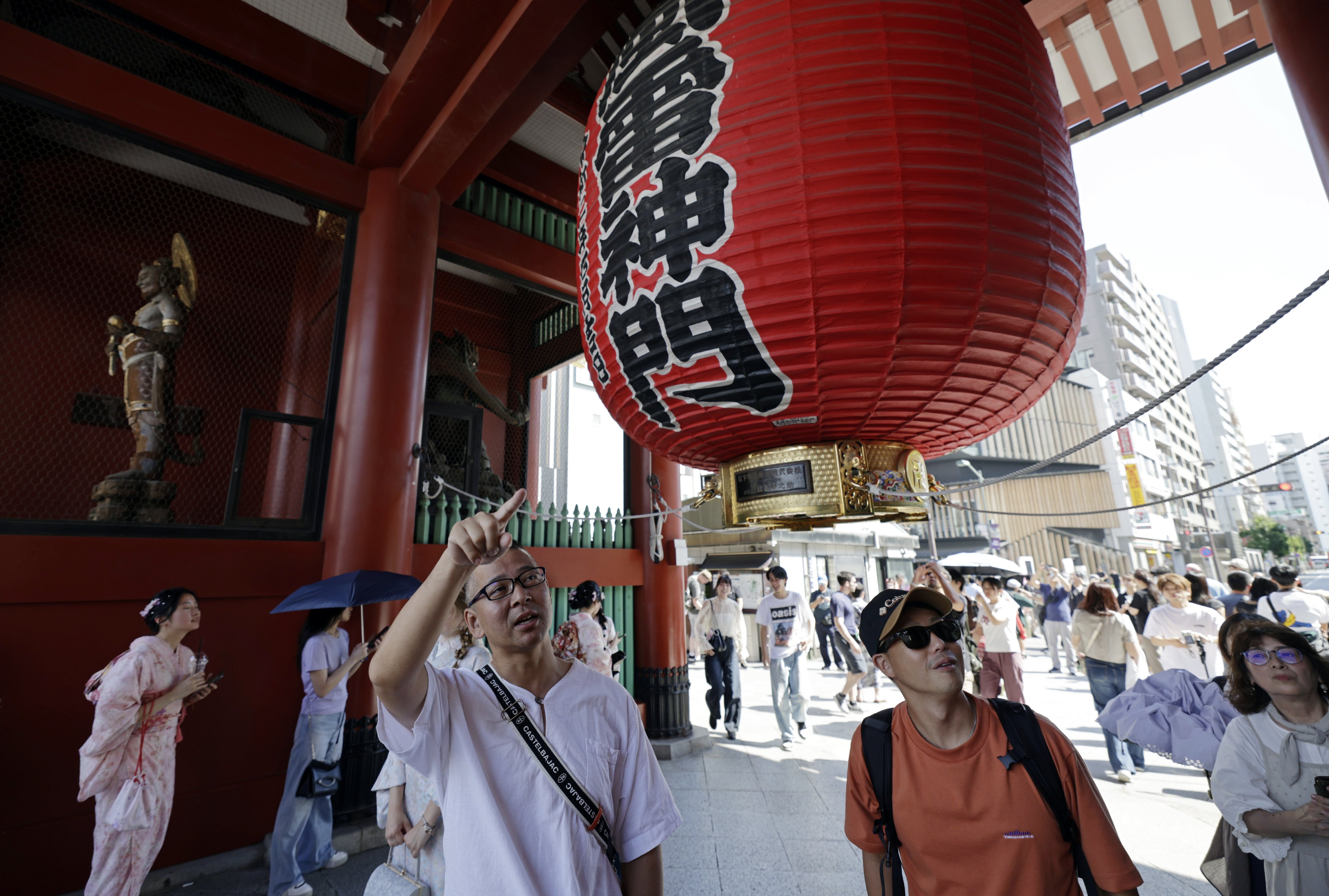 Tourists visit the Sensoji Temple in Tokyo on August 19. Photo: EPA-EFE