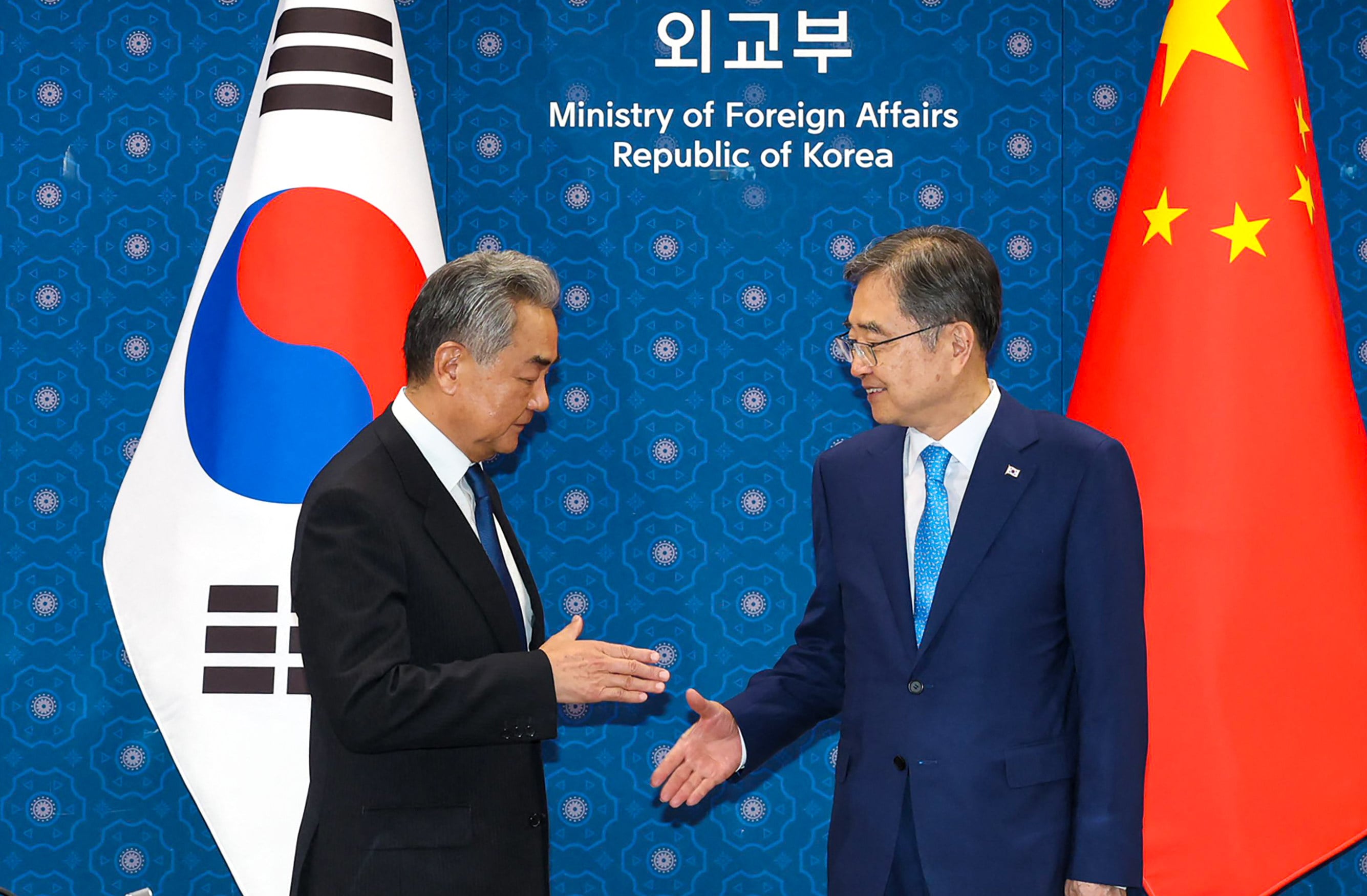 Chinese Foreign Minister Wang Yi (left) meets his South Korean counterpart Cho Hyun in Seoul on Wednesday. Photo: AFP