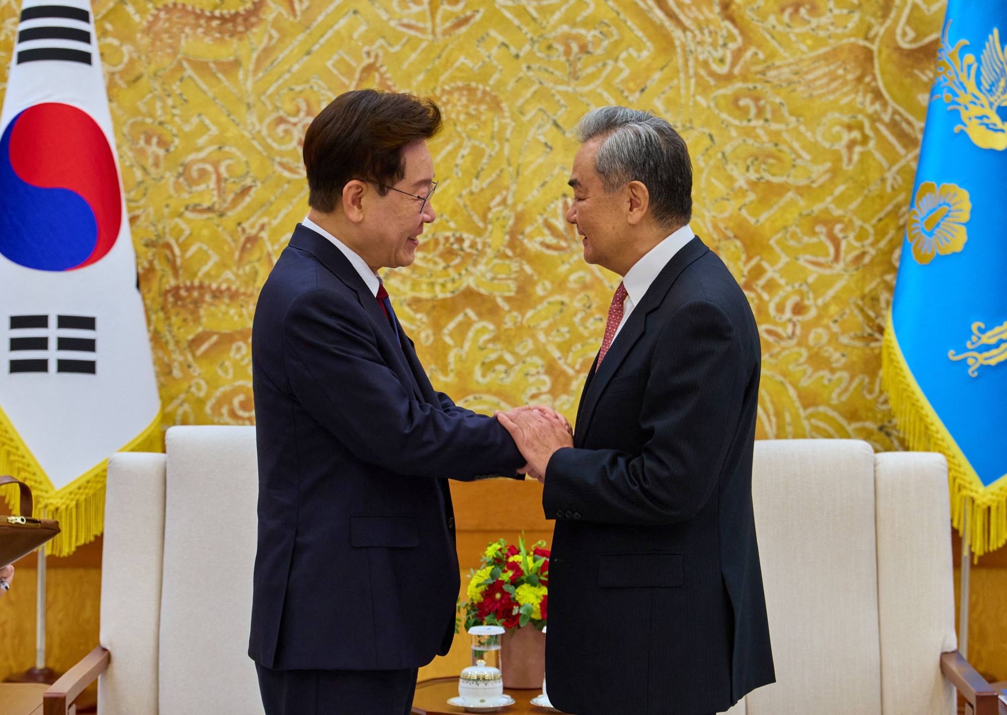 South Korean President Lee Jae Myung welcomes Chinese Foreign Minister Wang Yi to Seoul. Photo: AFP South Korean President Lee Jae Myung welcomes Chinese Foreign Minister Wang Yi to Seoul. Photo: AFP