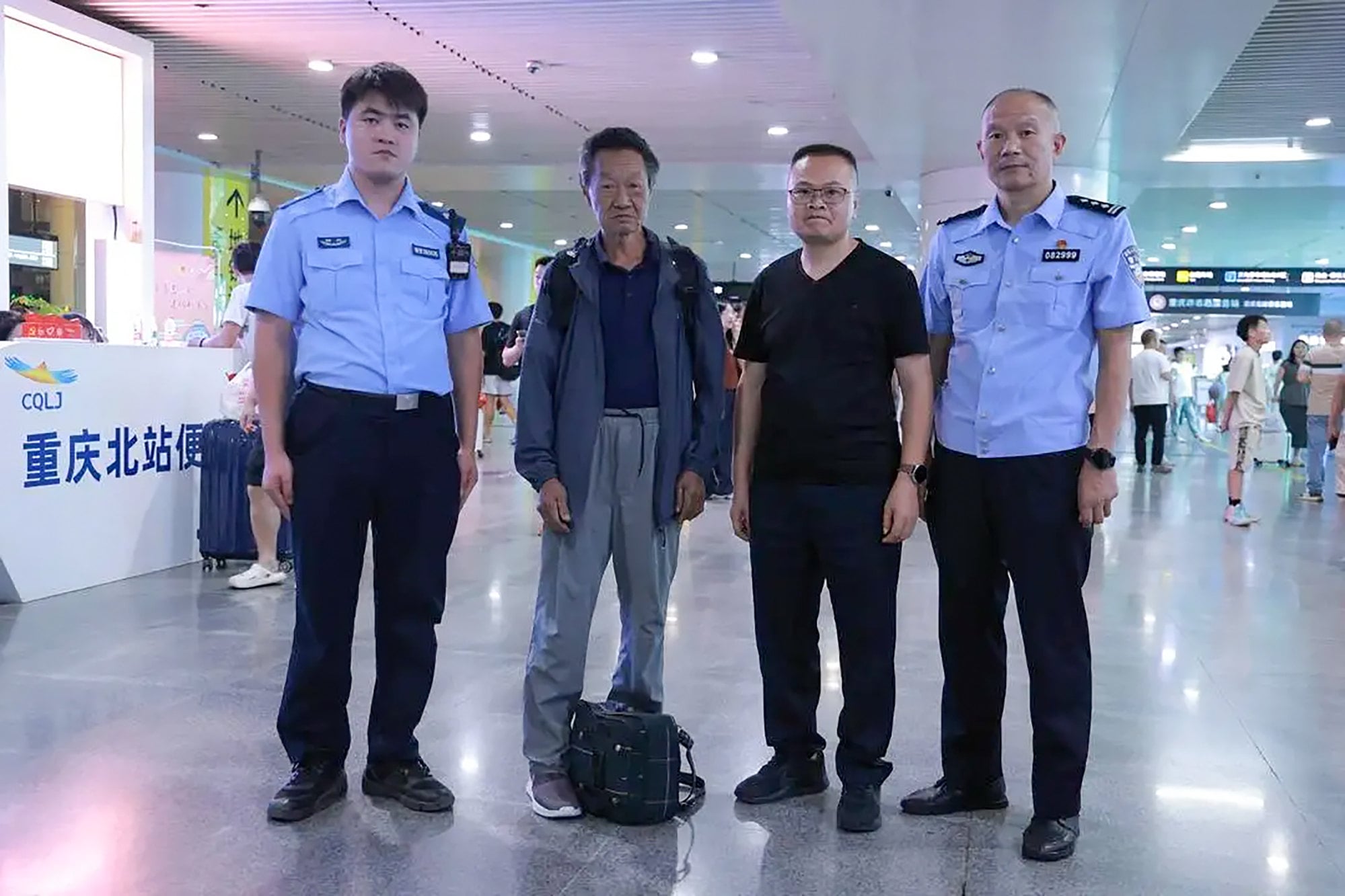 The journey took 40 hours. Upon arriving in Chongqing, Pingtan police and government staff escorted Li, second from left, home, where he finally reunited with his brothers. Photo: Dongxing District Public Security Bureau The journey took 40 hours. Upon arriving in Chongqing, Pingtan police and government staff escorted Li, second from left, home, where he finally reunited with his brothers. Photo: Dongxing District Public Security Bureau