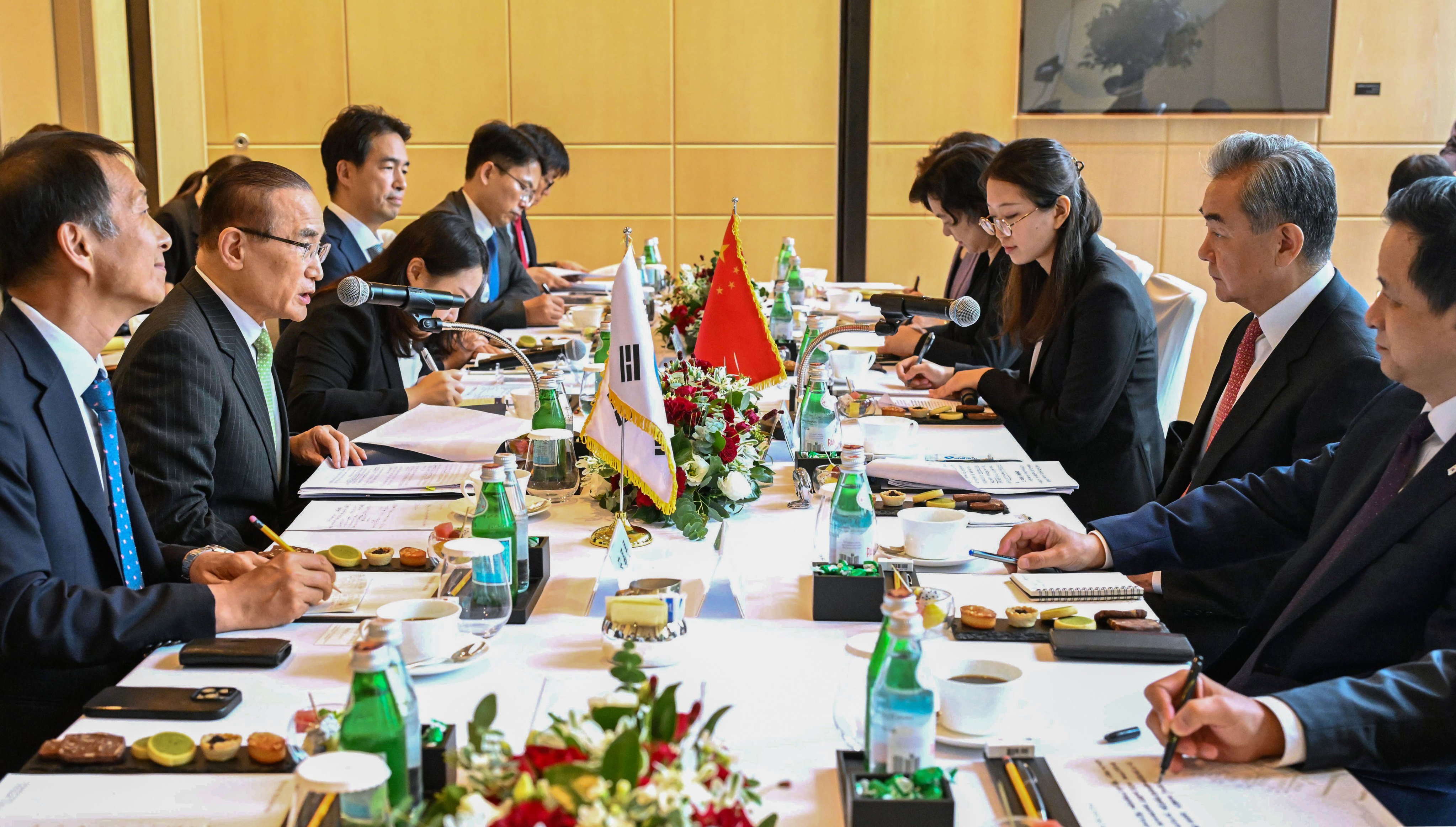 South Korea’s Wi Sung-lac meets China's Wang Yi. Photo: Handout via EPA