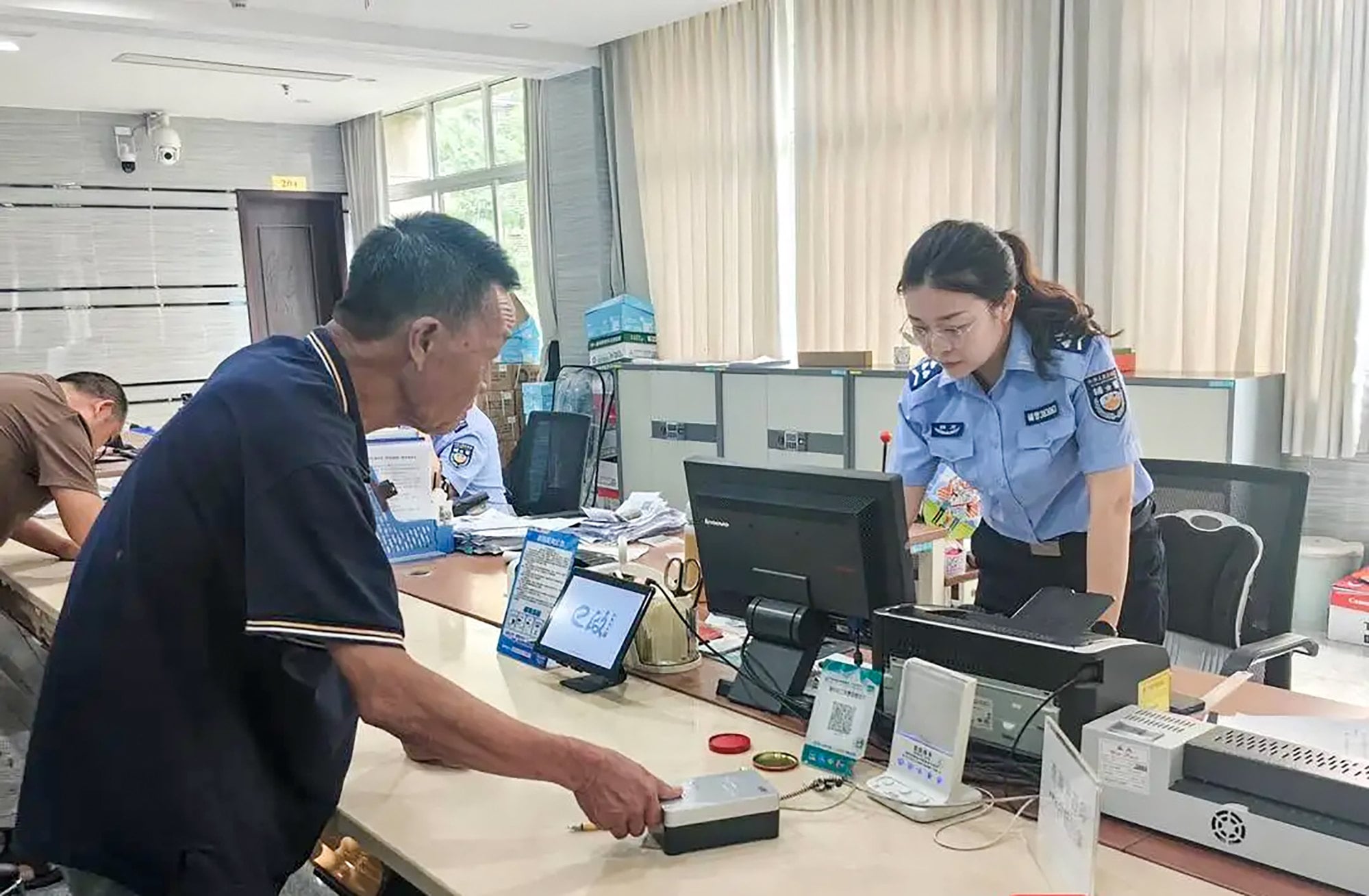 Li’s identity card expired in 2005 when China upgraded to chip-embedded second-generation IDs. He is pictured above going through the new card application process. Photo: thecover.cn Li’s identity card expired in 2005 when China upgraded to chip-embedded second-generation IDs. He is pictured above going through the new card application process. Photo: thecover.cn