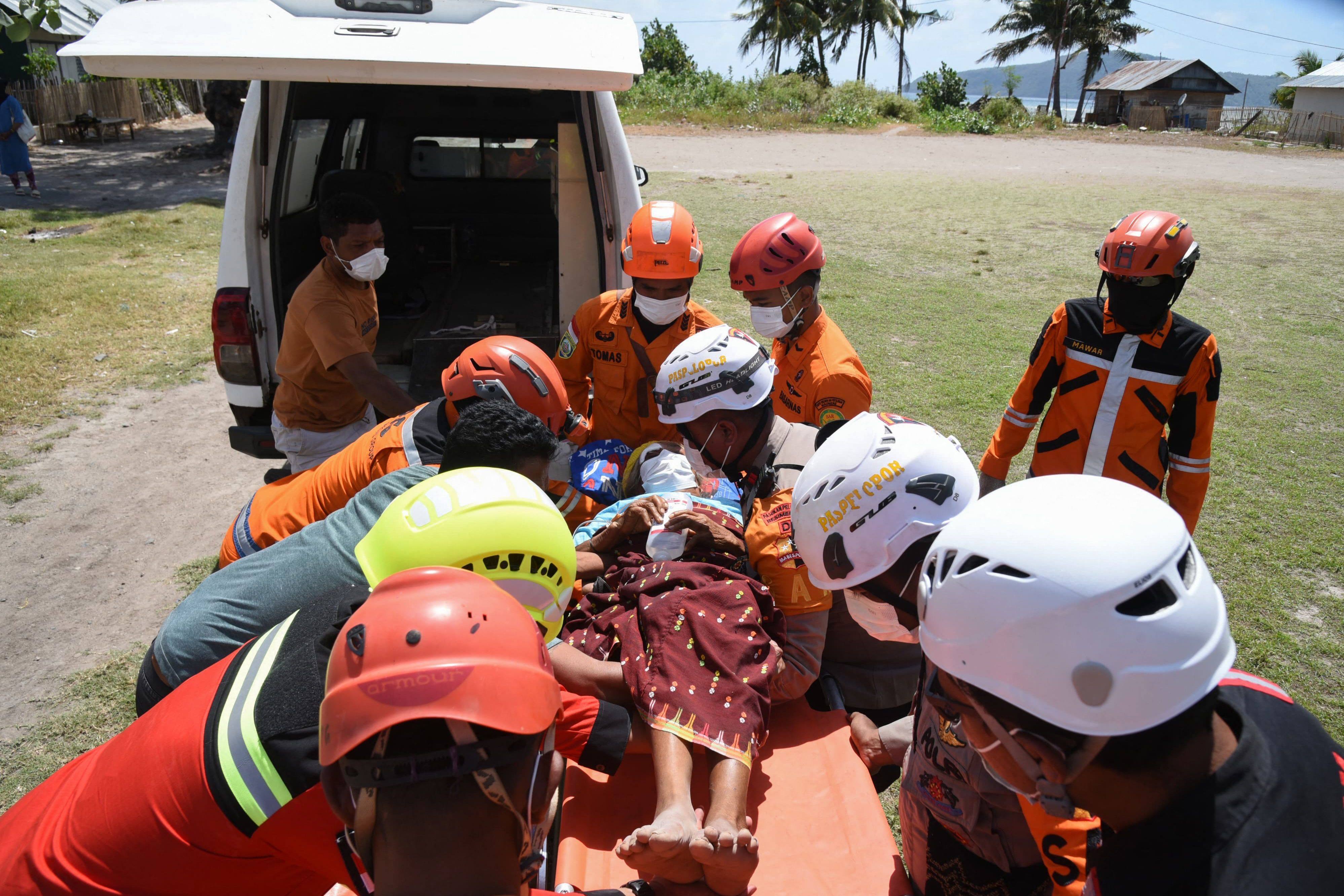 Rescue personnel move a person on a stretcher into a vehicle for evacuation in East Manggarai, following a 7.7-magnitude earthquake that struck Indonesia’s Flores island on August 15. Photo: AFP/Indonesia’s National Search and Rescue Agency