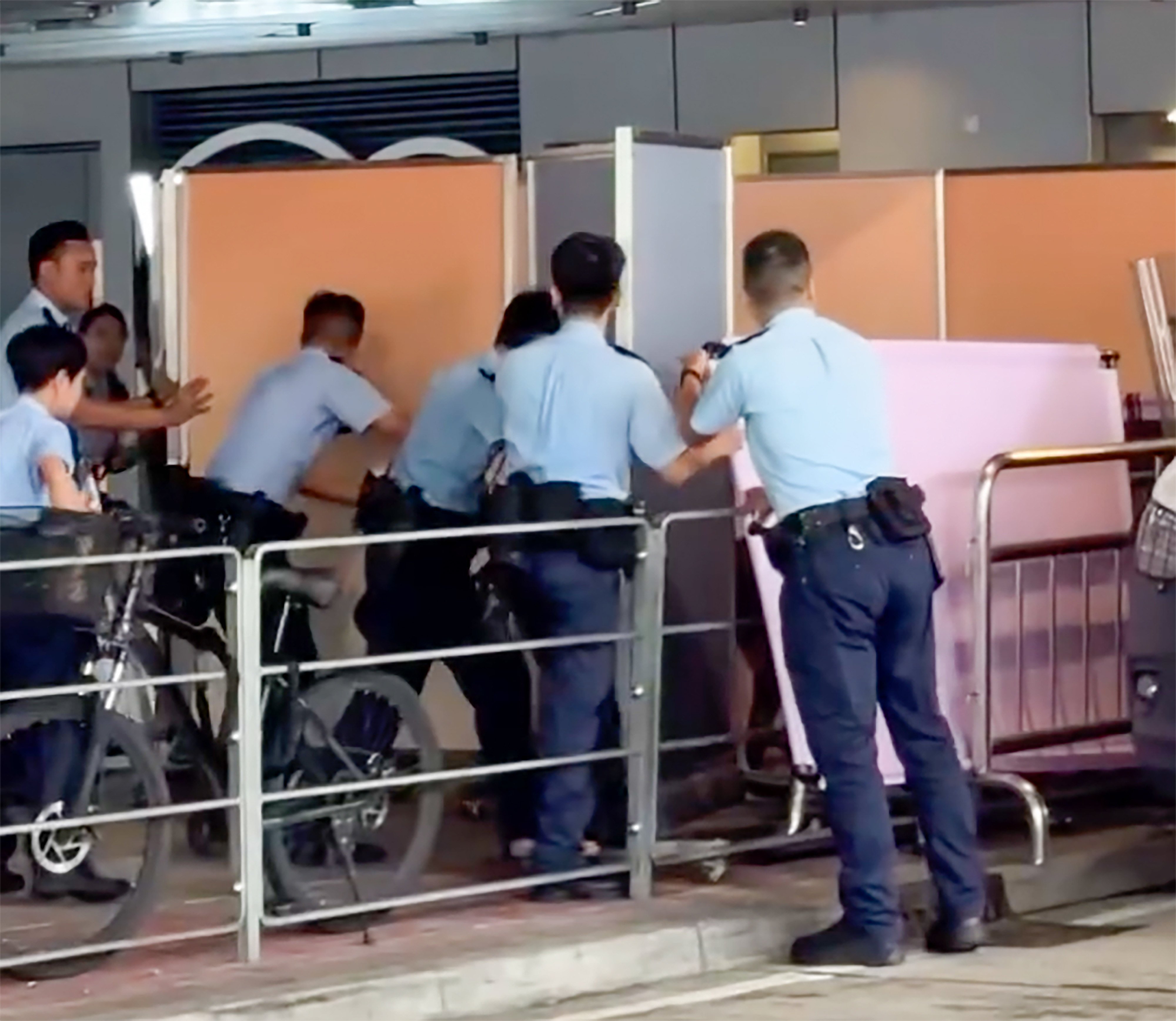 Police officers and officers from the Agriculture, Fisheries and Conservation Department cornered the unleashed dog that killed two smaller dogs in separate attacks at a mall in Yuen Long on Monday. Photo: Captured from Threads