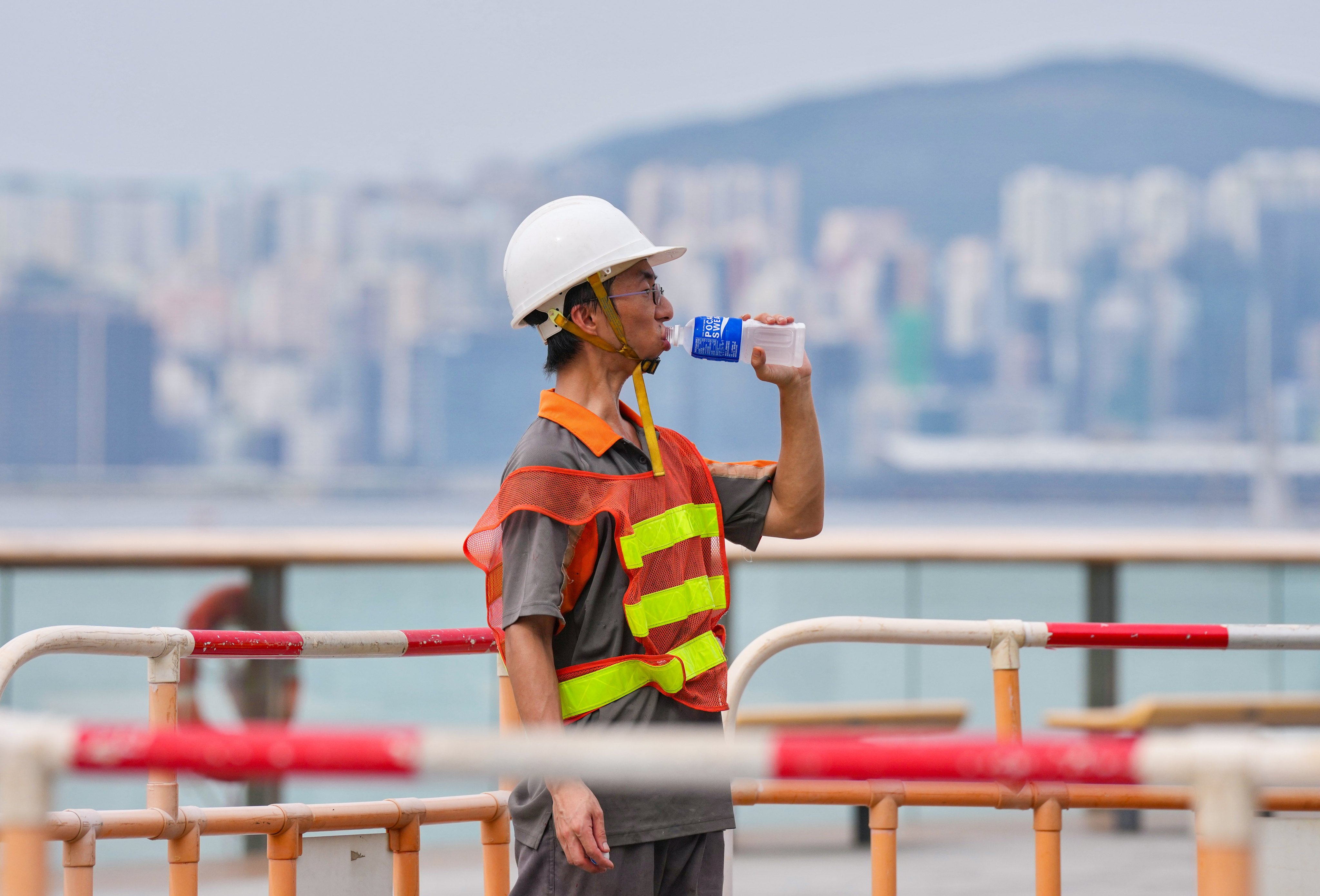 Unions want Hong Kong employers to be legally required to provide outdoor workers with protective gear during extreme heat. Photo: Karma Lo