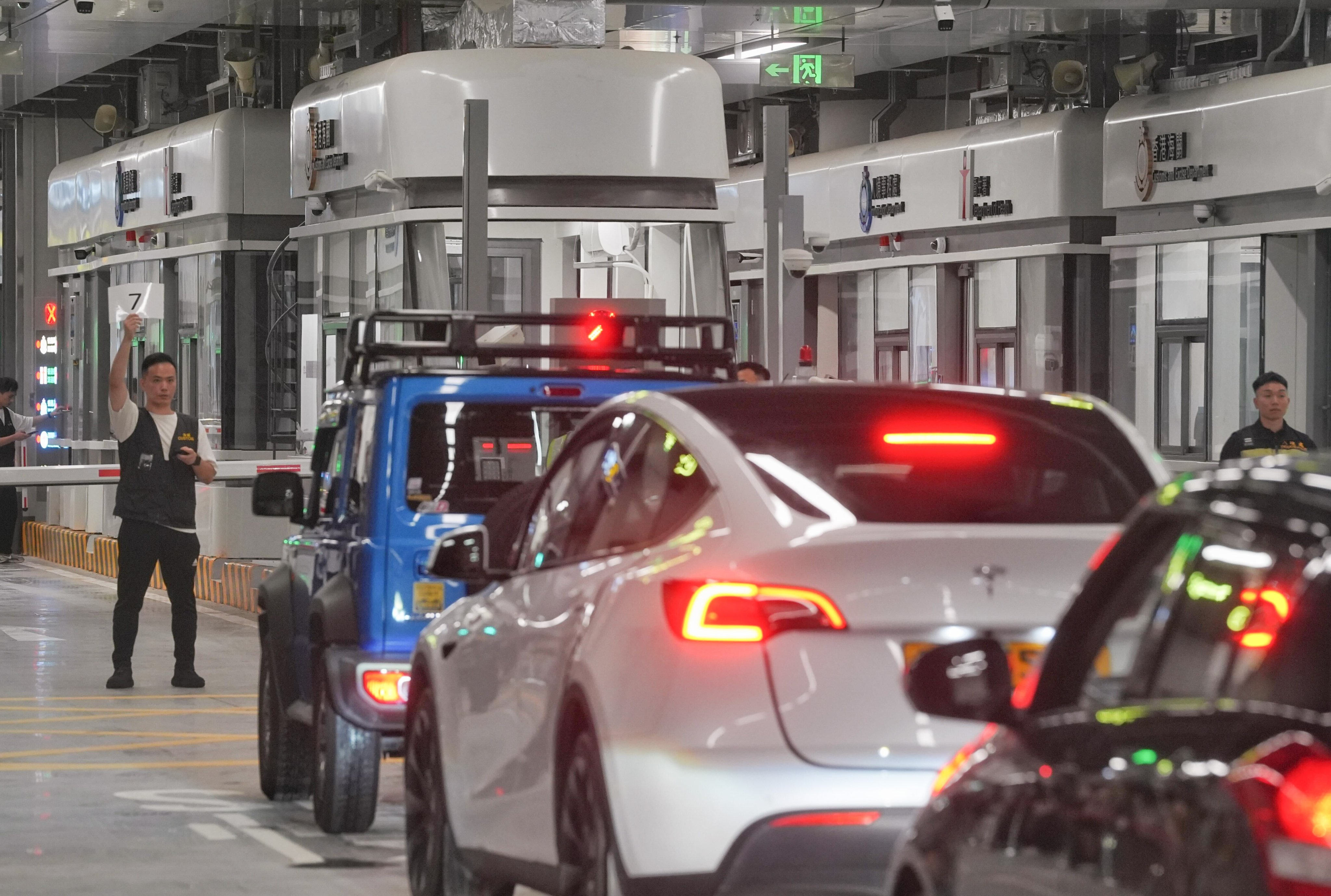 The latest 10,000-strong drill focused on vehicle clearance operations. Private cars were arranged to simulate the vehicle clearance process for entry to Shenzhen. Photo: Elson Li