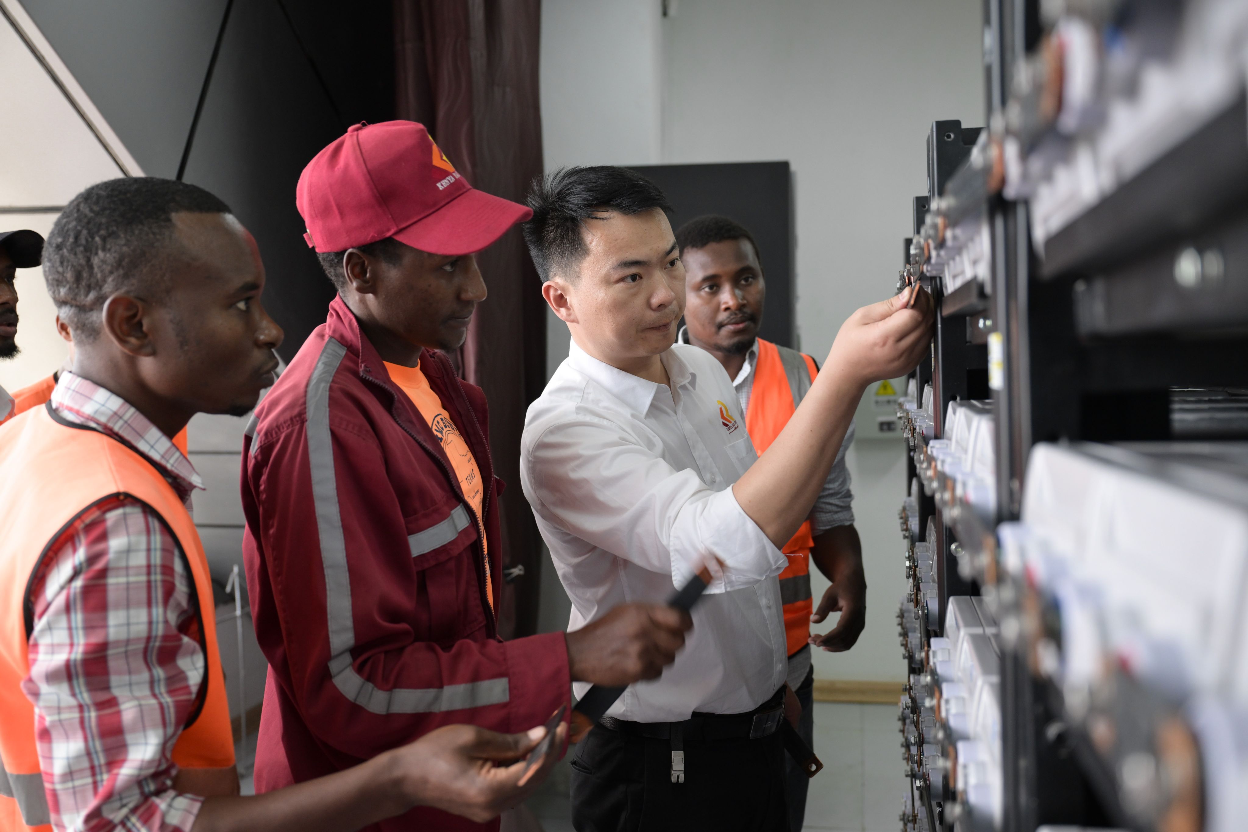 An engineer guides local staff members on backup power replacement for the communication system at Mtito Andei Station on the Mombasa-Nairobi Standard Gauge Railway in Kenya on July 23. Photo: Xinhua