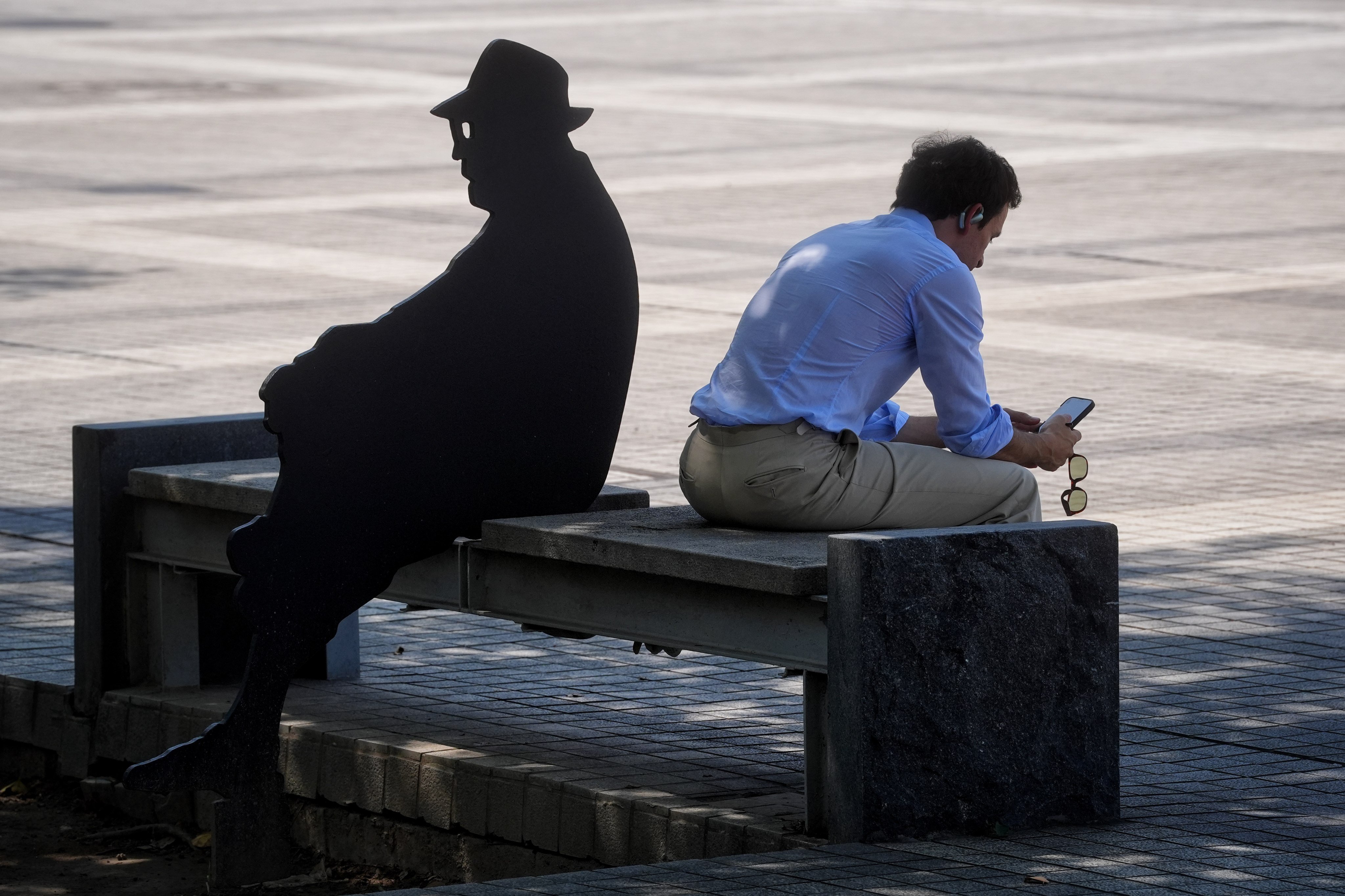 People who find themselves unable to control their screen use should seek professional help, according to experts. Photo: Elson Li