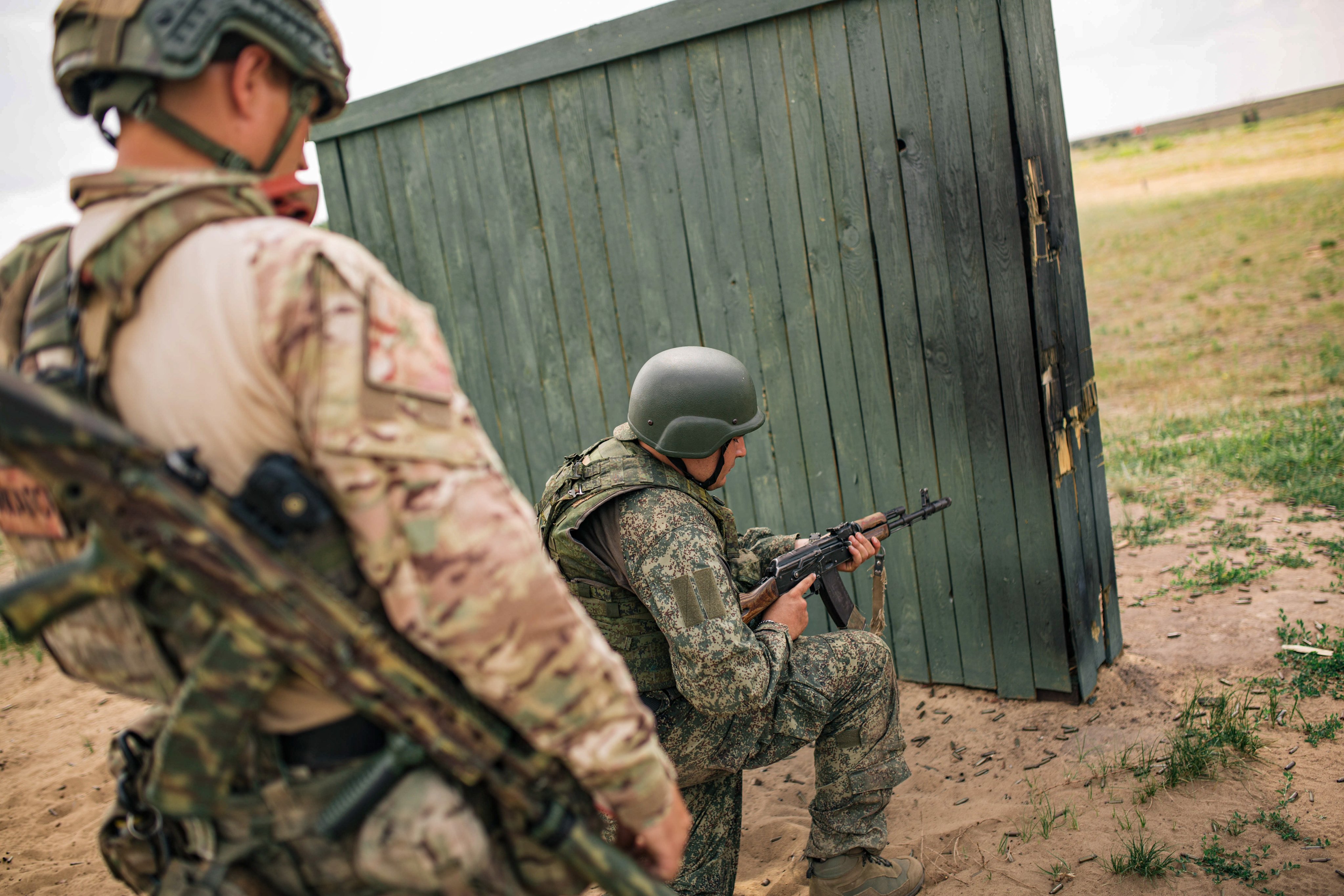 Russian servicemen train at an undisclosed location in Ukraine. Photo: EPA