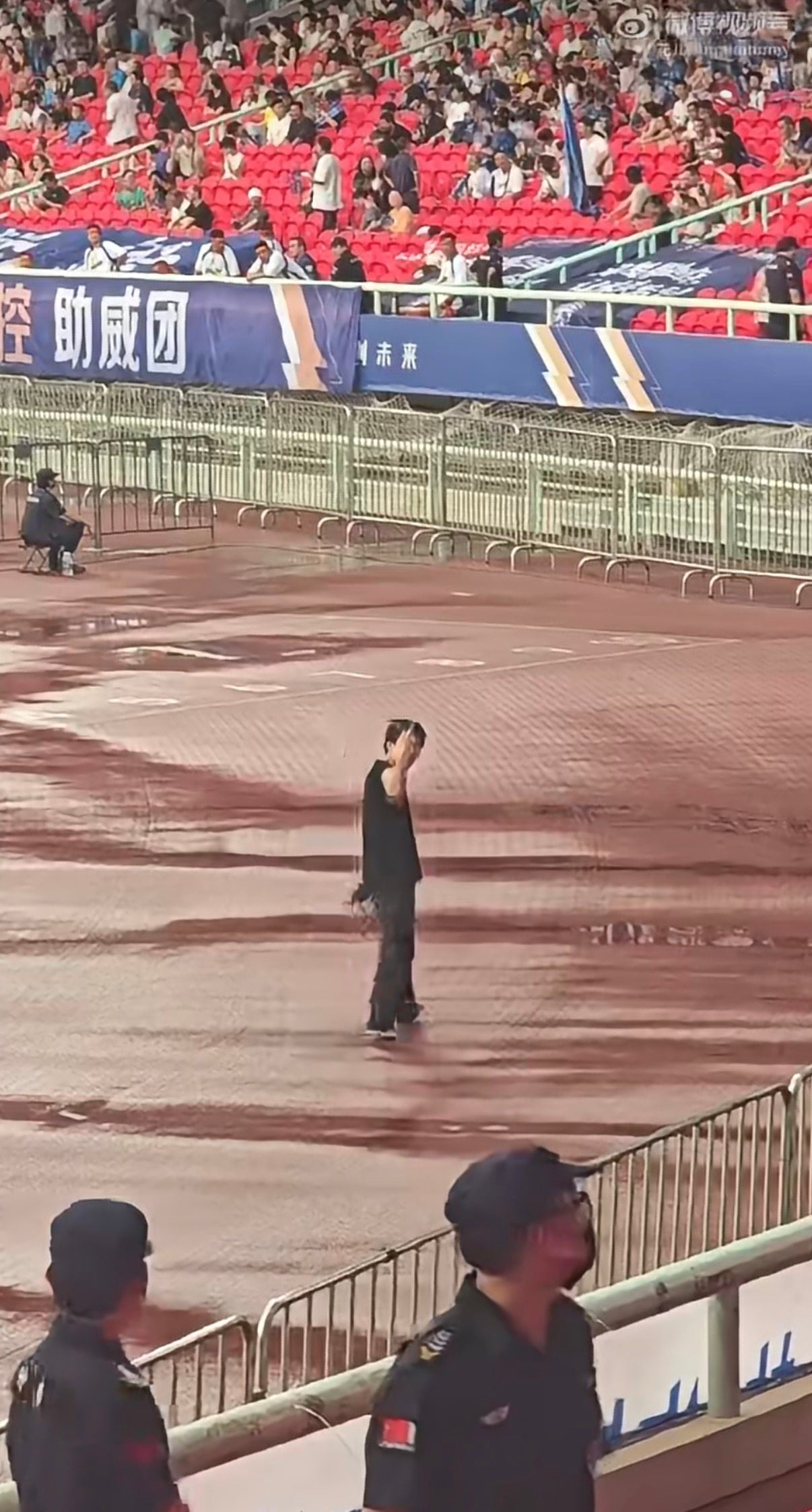An alleged home venue staff member makes a gesture towards visiting supporters. Photo: Weibo screenshot An alleged home venue staff member makes a gesture towards visiting supporters. Photo: Weibo screenshot