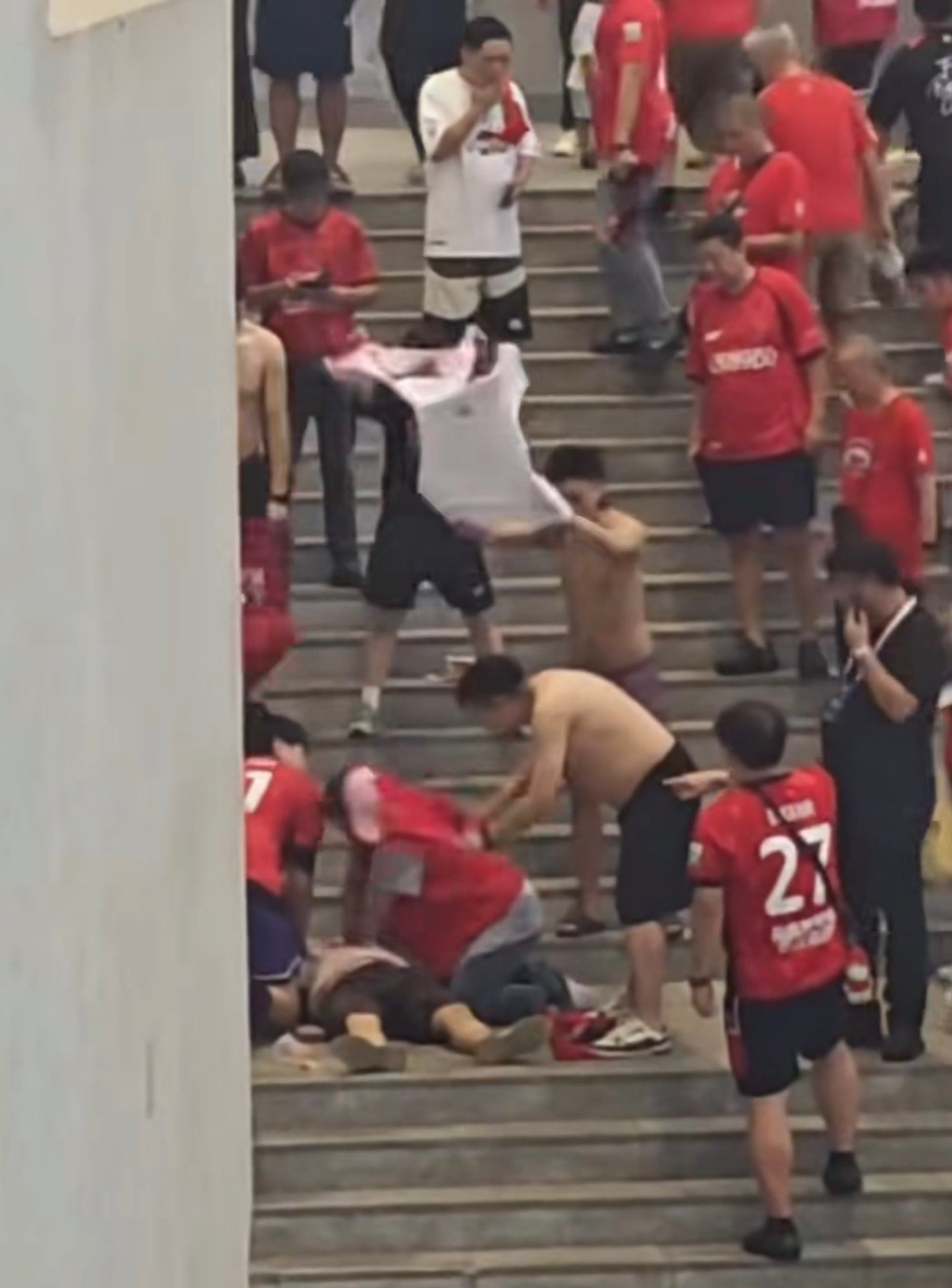 A volunteer performing CPR on a spectator who collapsed before a CSL match in Chengdu. Photo: Weibo screenshot A volunteer performing CPR on a spectator who collapsed before a CSL match in Chengdu. Photo: Weibo screenshot