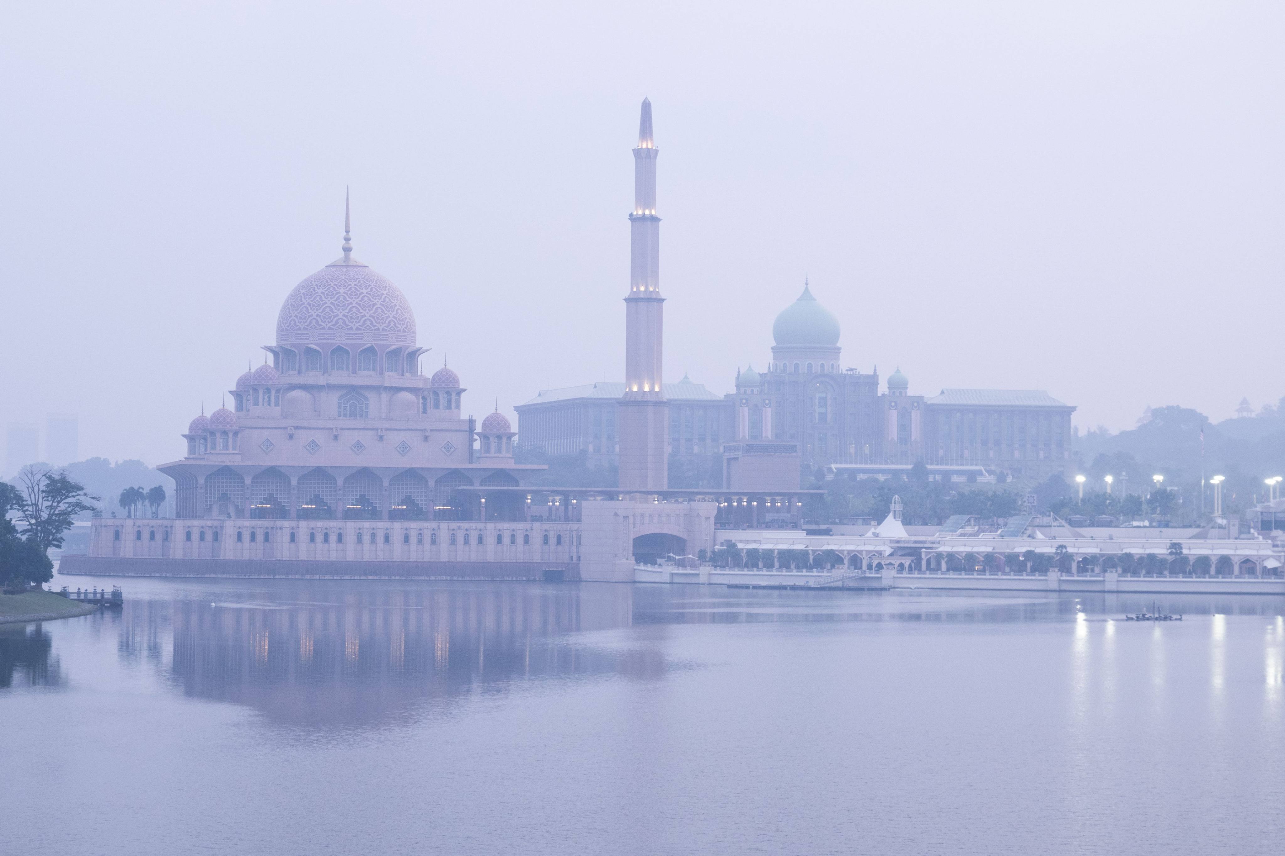 The Putra Mosque (left) and Malaysia's Prime Minister's Office covered in haze in Putrajaya on August 14. Photo: AFP