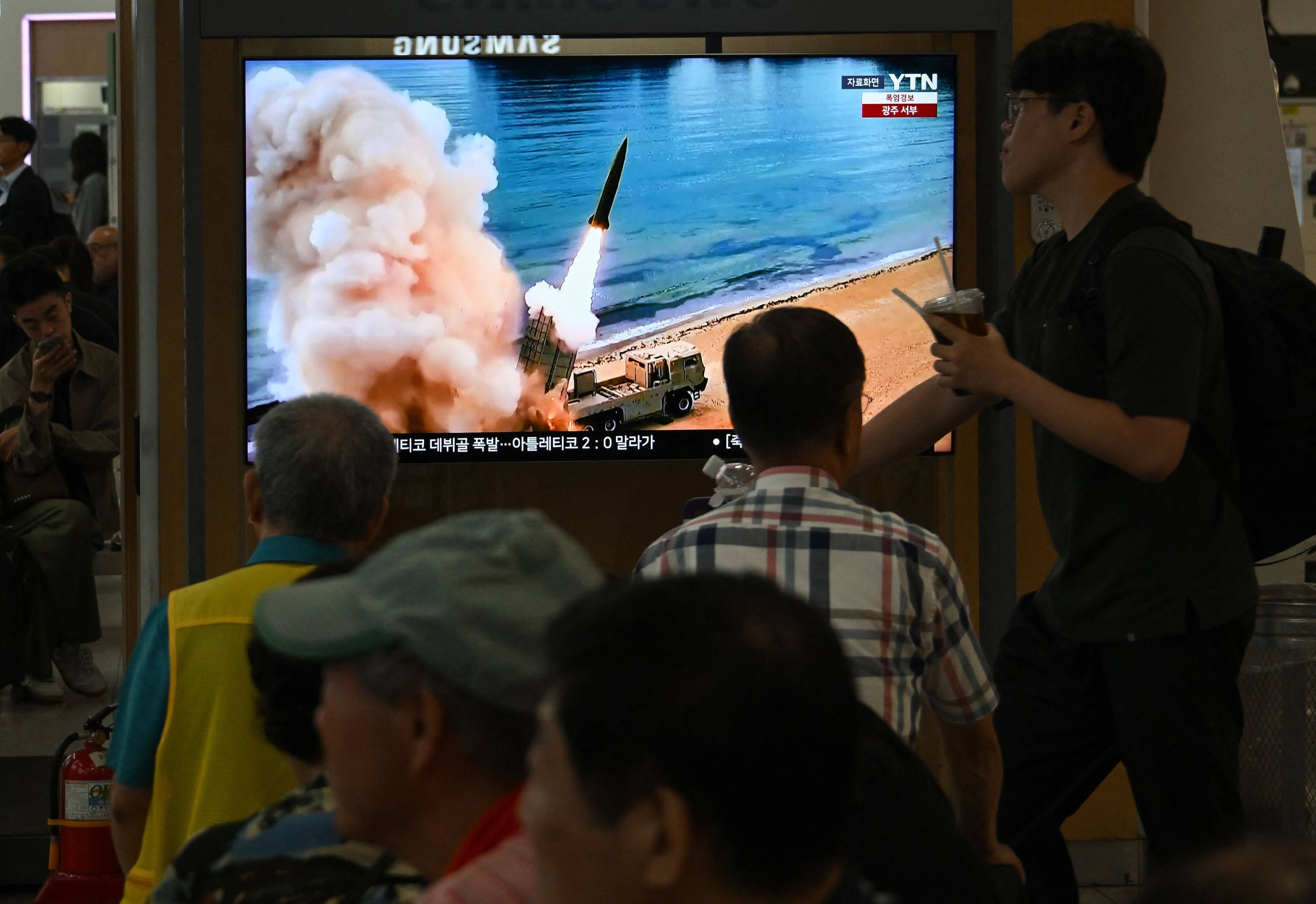 People watch a television screen showing a news broadcast with file footage of a North Korean missile test, at a train station in Seoul on August 20, 2026. North Korea fired around 10 short-range ballistic missiles, South Korea’s military said on August 20, hours after US President Donald Trump said he would meet Pyongyang’s leader Kim Jong Un later this year. Photo: AFP