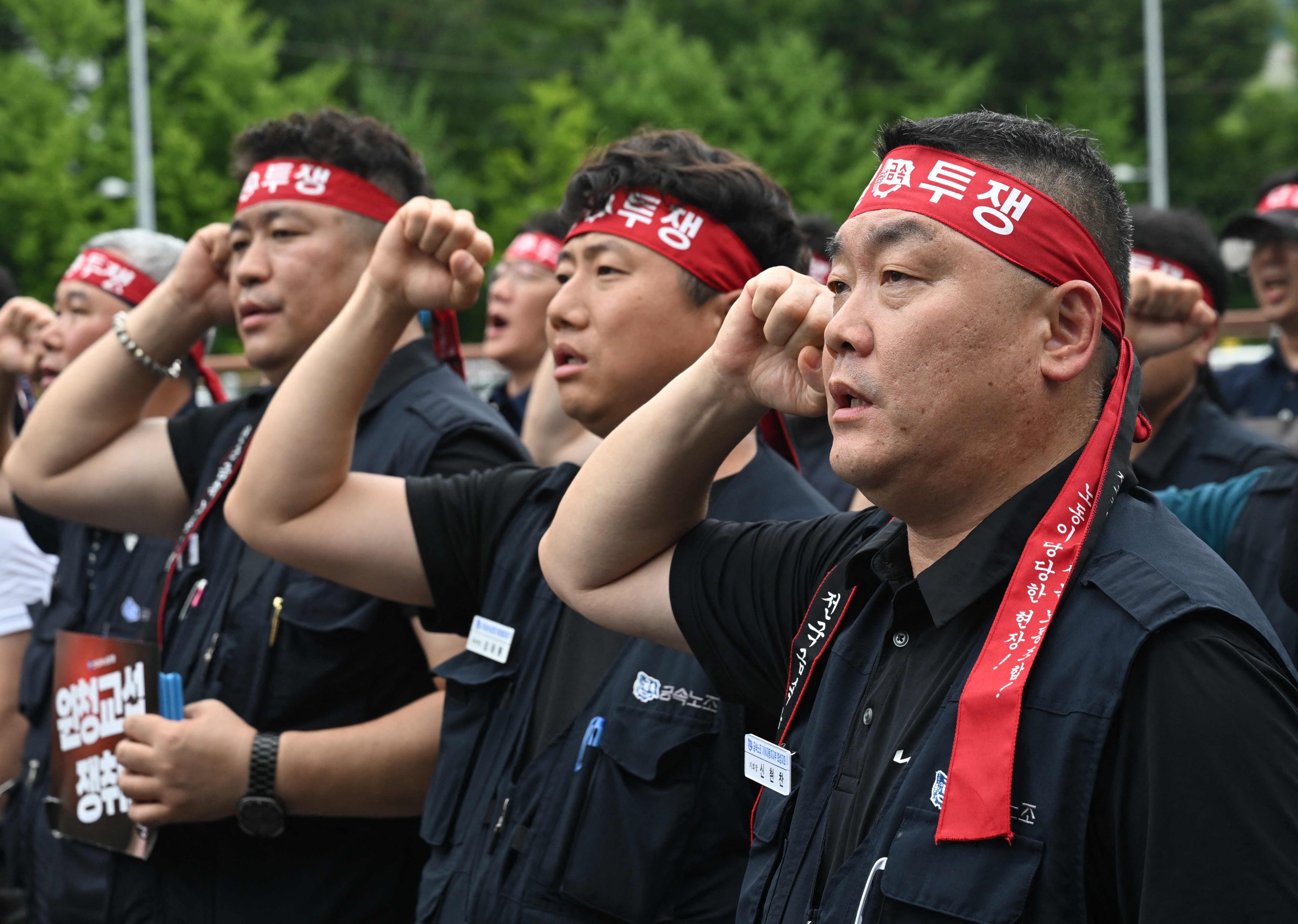 Members of the Korean Metal Workers’ Union shouts slogans during a joint strike rally in front of the Hyundai Motor headquarters in Seoul on Friday. Photo: AFP