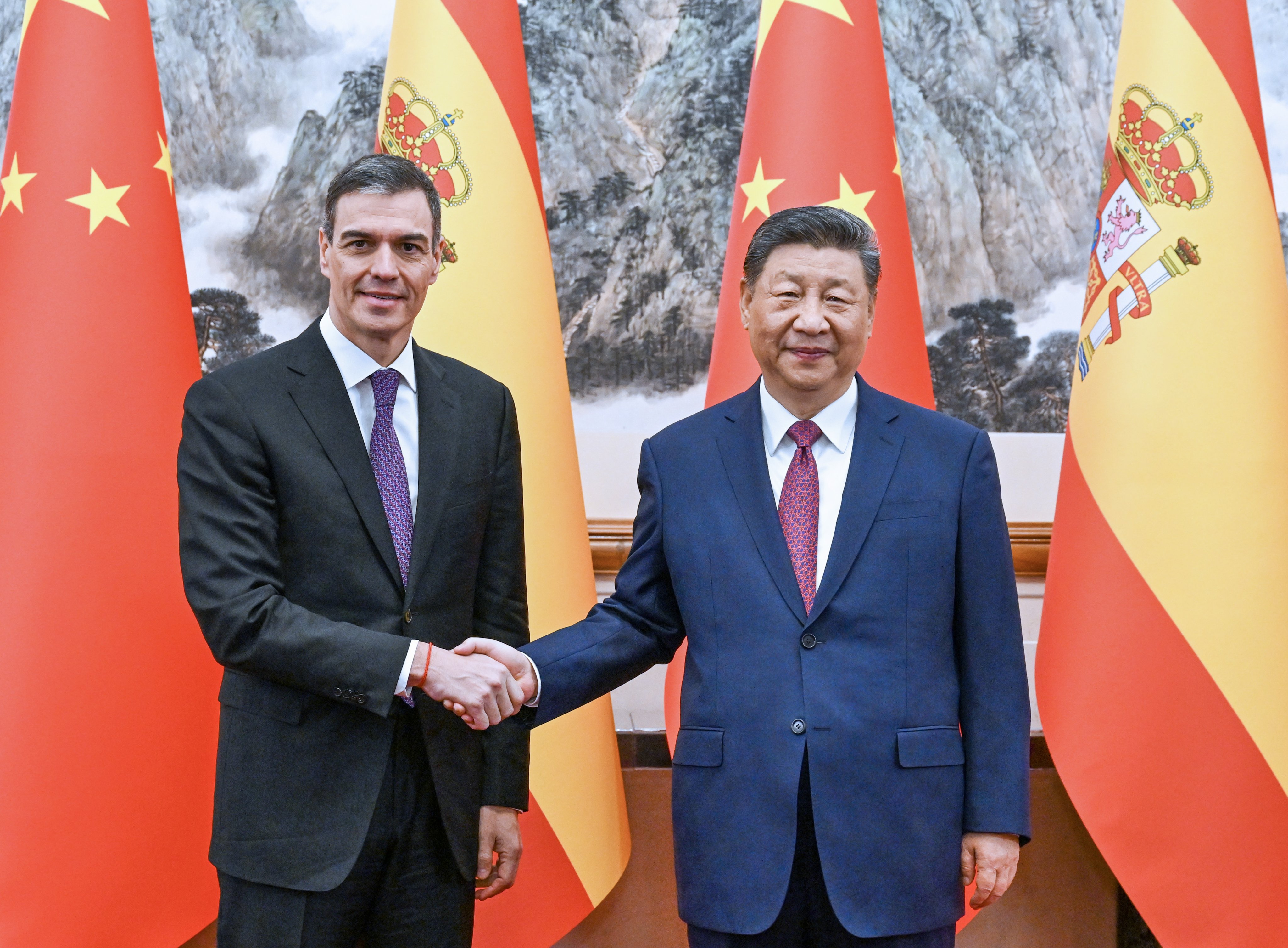 President Xi Jinping, right, shakes hands with Spanish Prime Minister Pedro Sanchez during a meeting at the Diaoyutai State Guesthouse in Beijing on April 11, 2025.  Photo: EPA-EFE