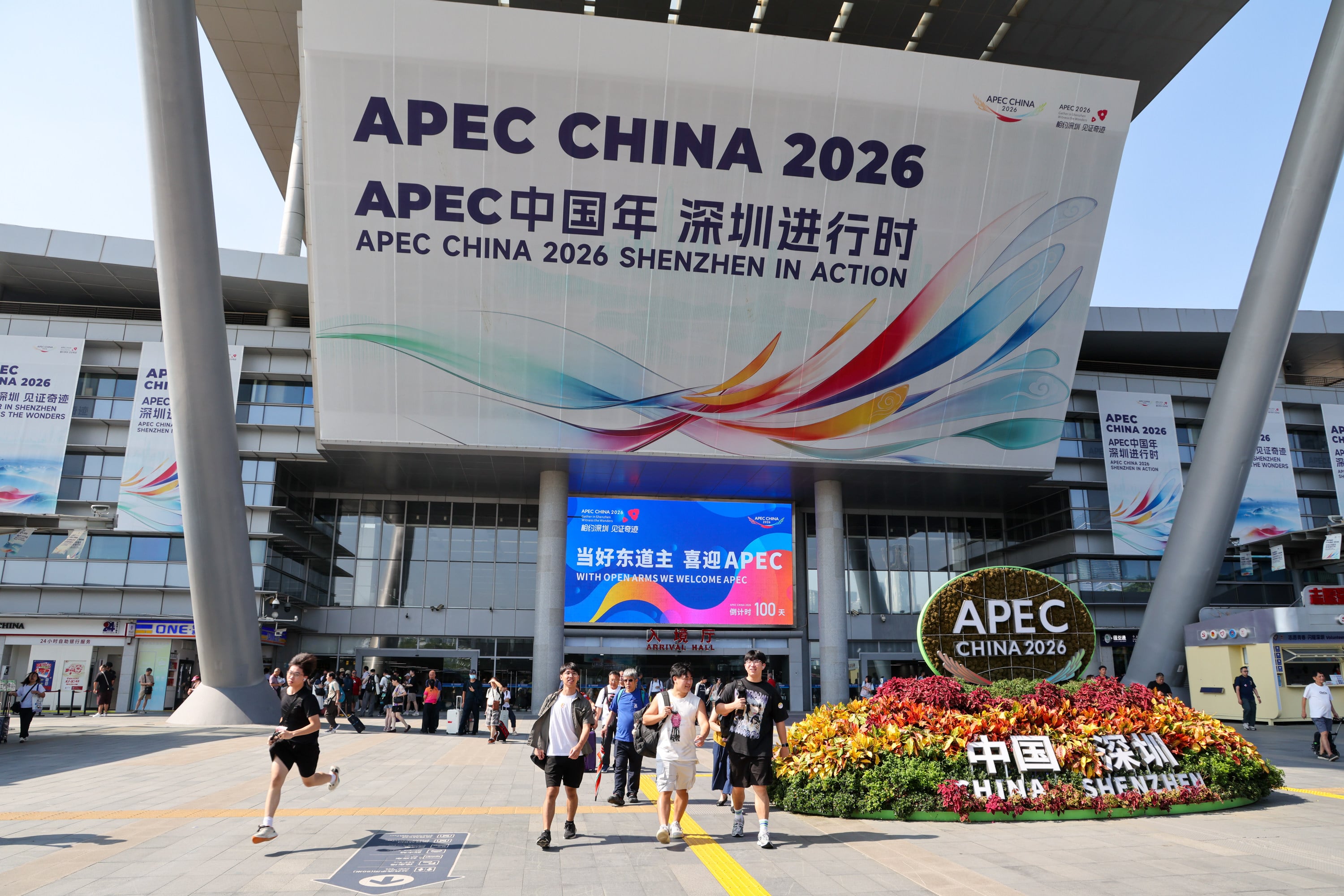 With themed bulletin boards, outdoor posts, decorations and installations, Shenzhen marked the 100-day countdown to the 33rd Asia-Pacific Economic Cooperation economic leaders’ meeting. Photo: Xinhua