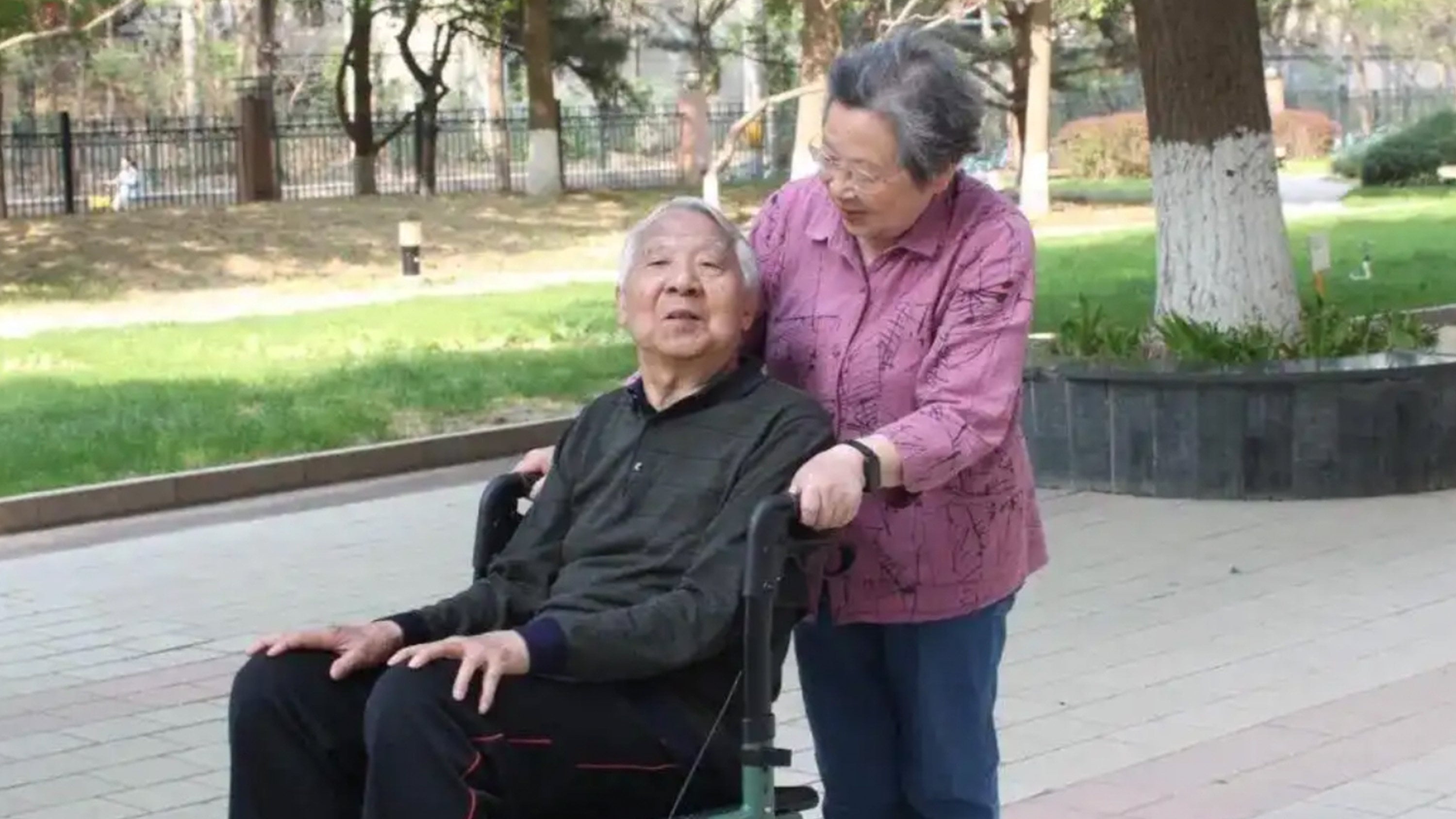 A 90-year-old Chinese woman inspires millions by full-time caregiving to preserve her Alzheimer’s husband’s dignity through engaging activities. Photo: CCTV