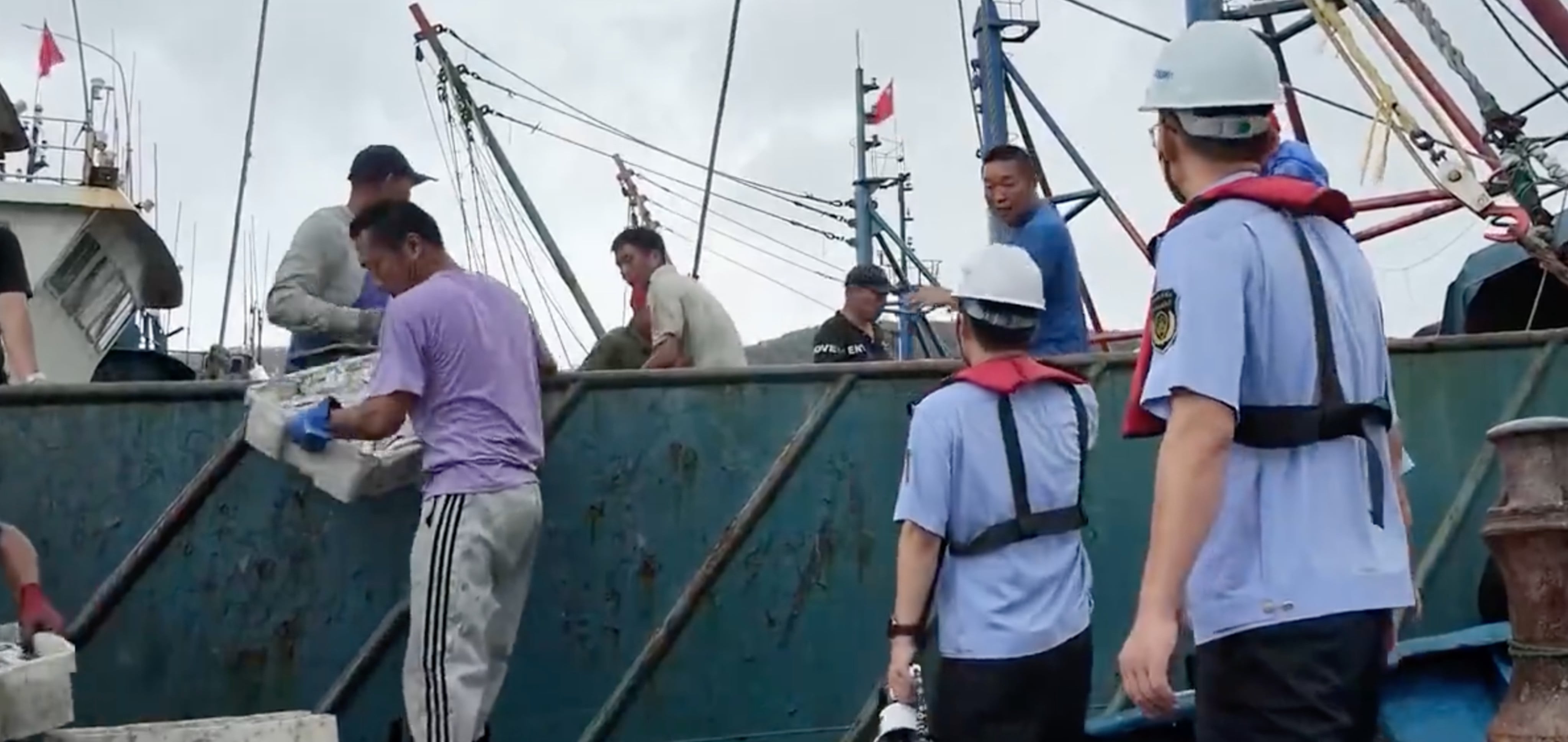 As Typhoon Saudel approaches, local authorities in Fujian province instruct fishing boats to return to port safely. Photo: Weibo