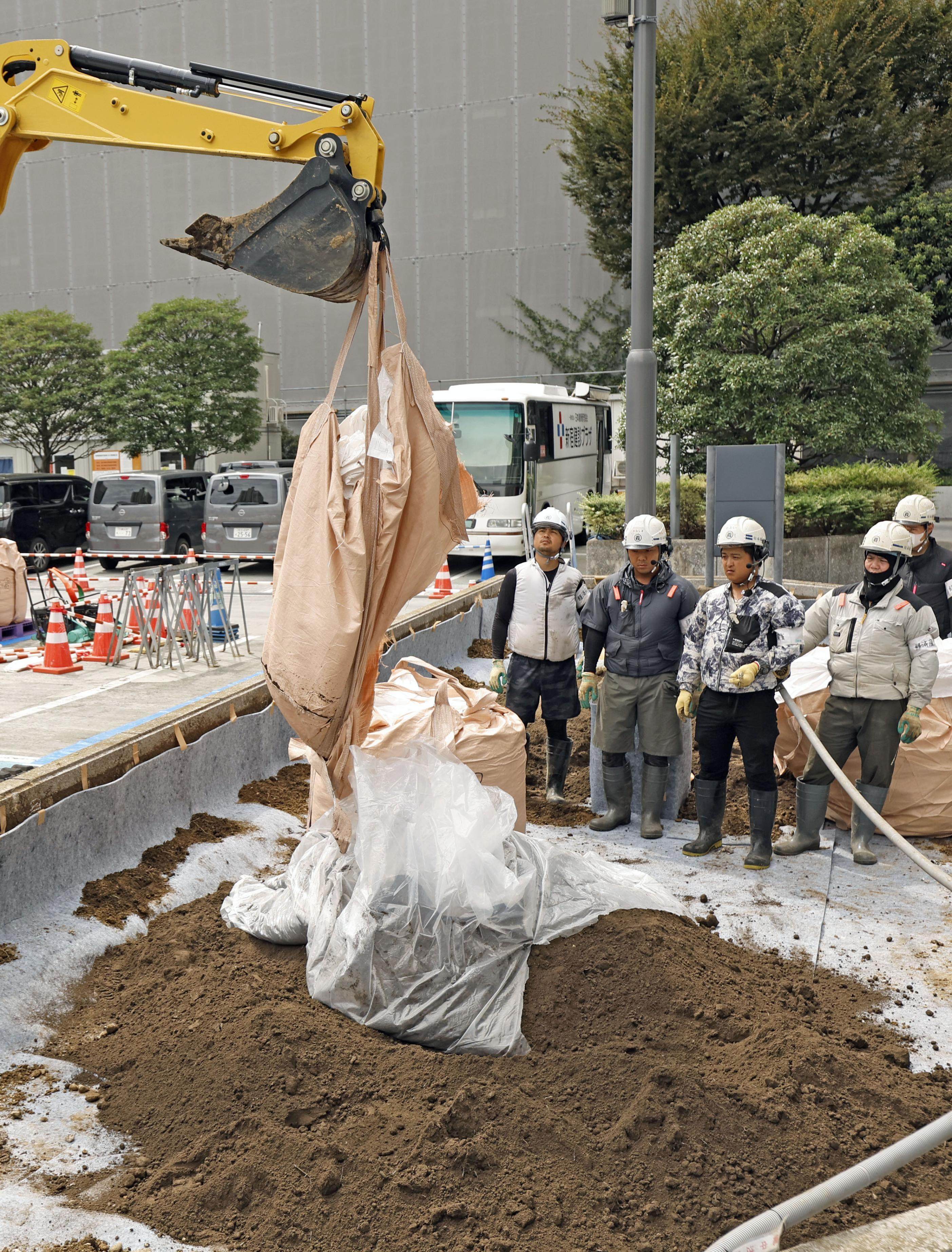 Decontaminated soil from Tokyo Electric Power Company’s Fukushima Daiichi nuclear power plant is placed in flower beds at the Ministry of Economy, Trade and Industry in Tokyo on September 14, 2025. Photo: Kyodo