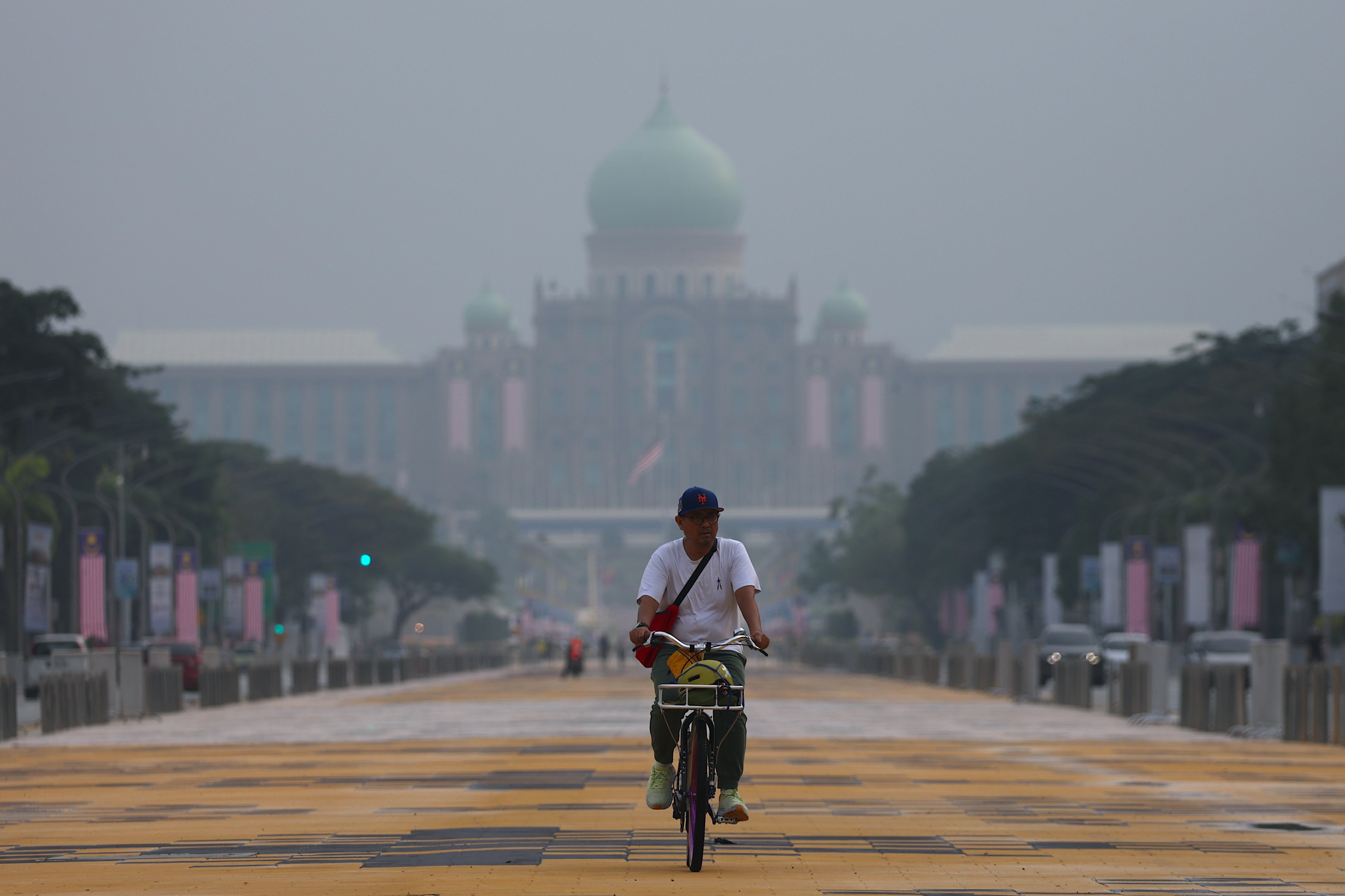 Malaysian government buildings are seen shrouded in haze in Putrajaya on Tuesday. Photo: EPA