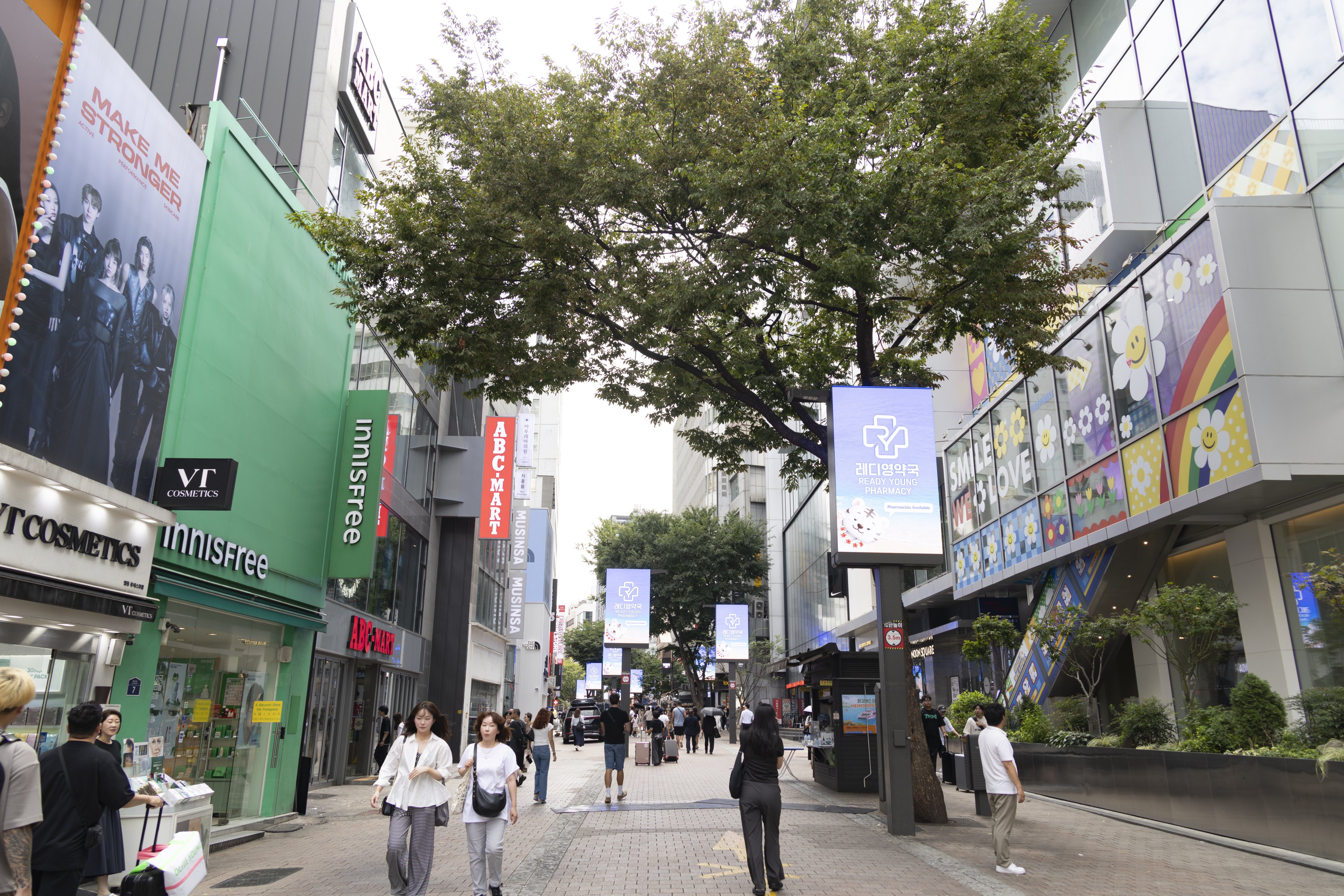 People walk in a business district in Seoul. The Bank of Korea lifted its benchmark rate by 0.25 percentage point to 3.0 per cent on Thursday. Photo: EPA