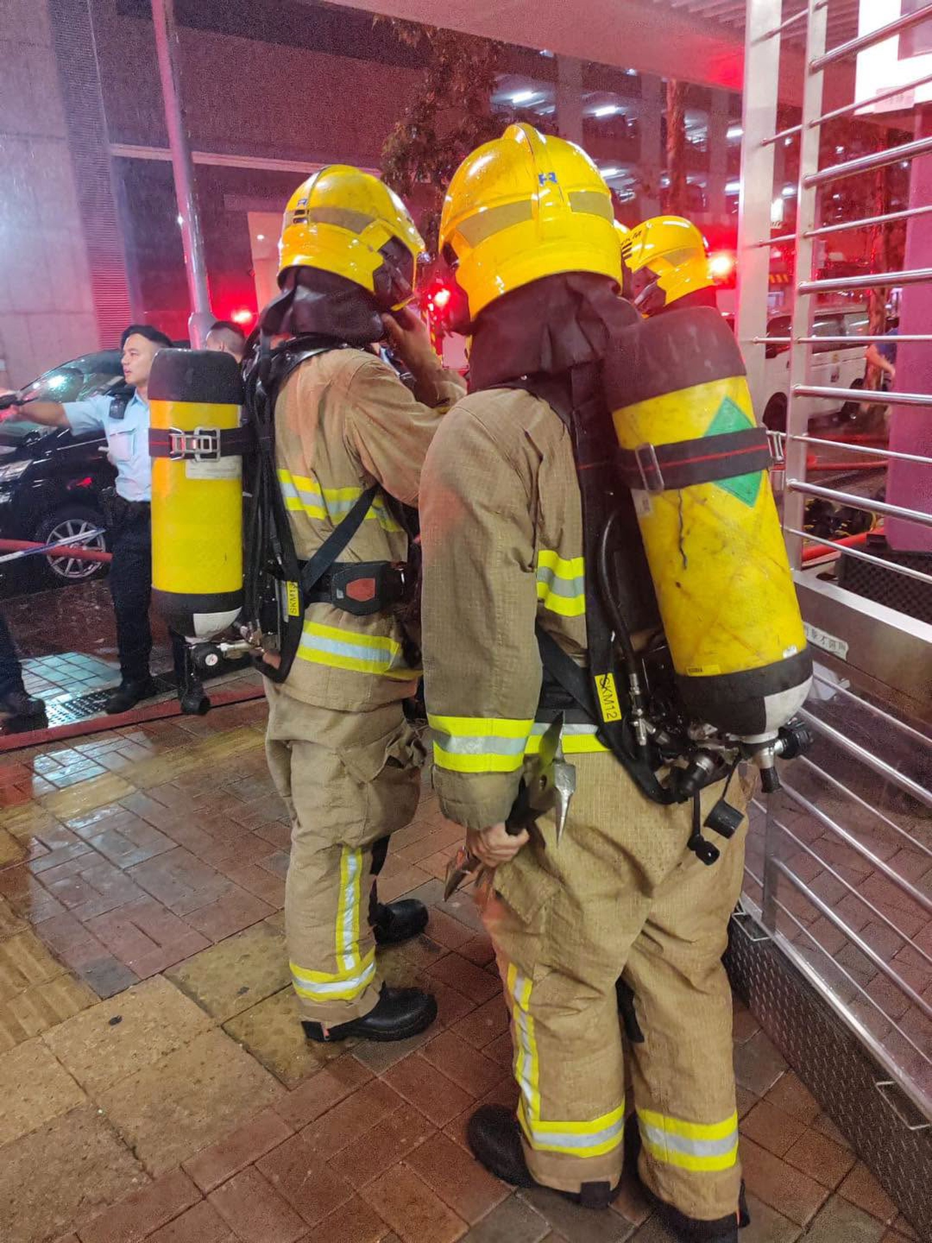 Firefighters at the scene on Thursday. Photo: Facebook/ 新蘇屋邨