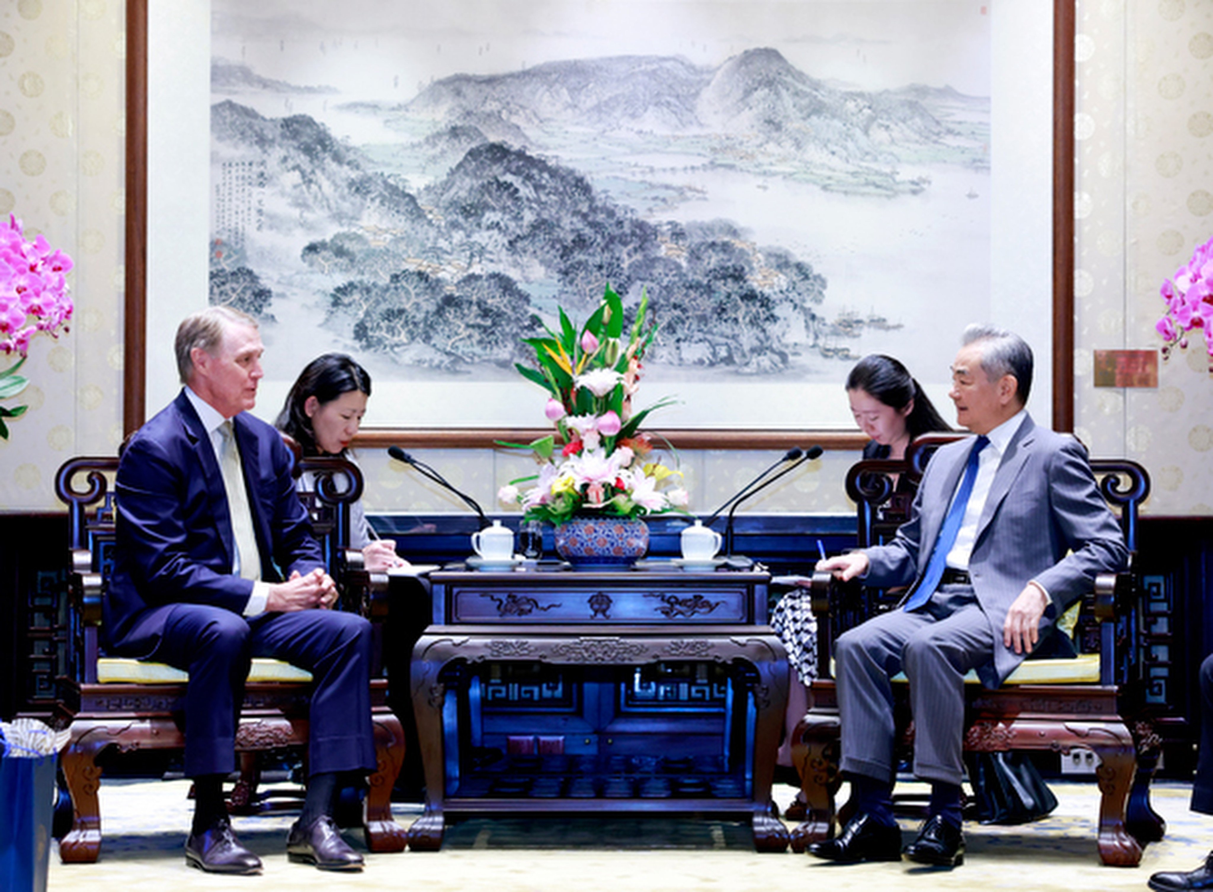 Chinese Foreign Minister Wang Yi (right) meets US Ambassador David Perdue (left) in Beijing on August 26, 2026. Photo: Ministry of Foreign Affairs
