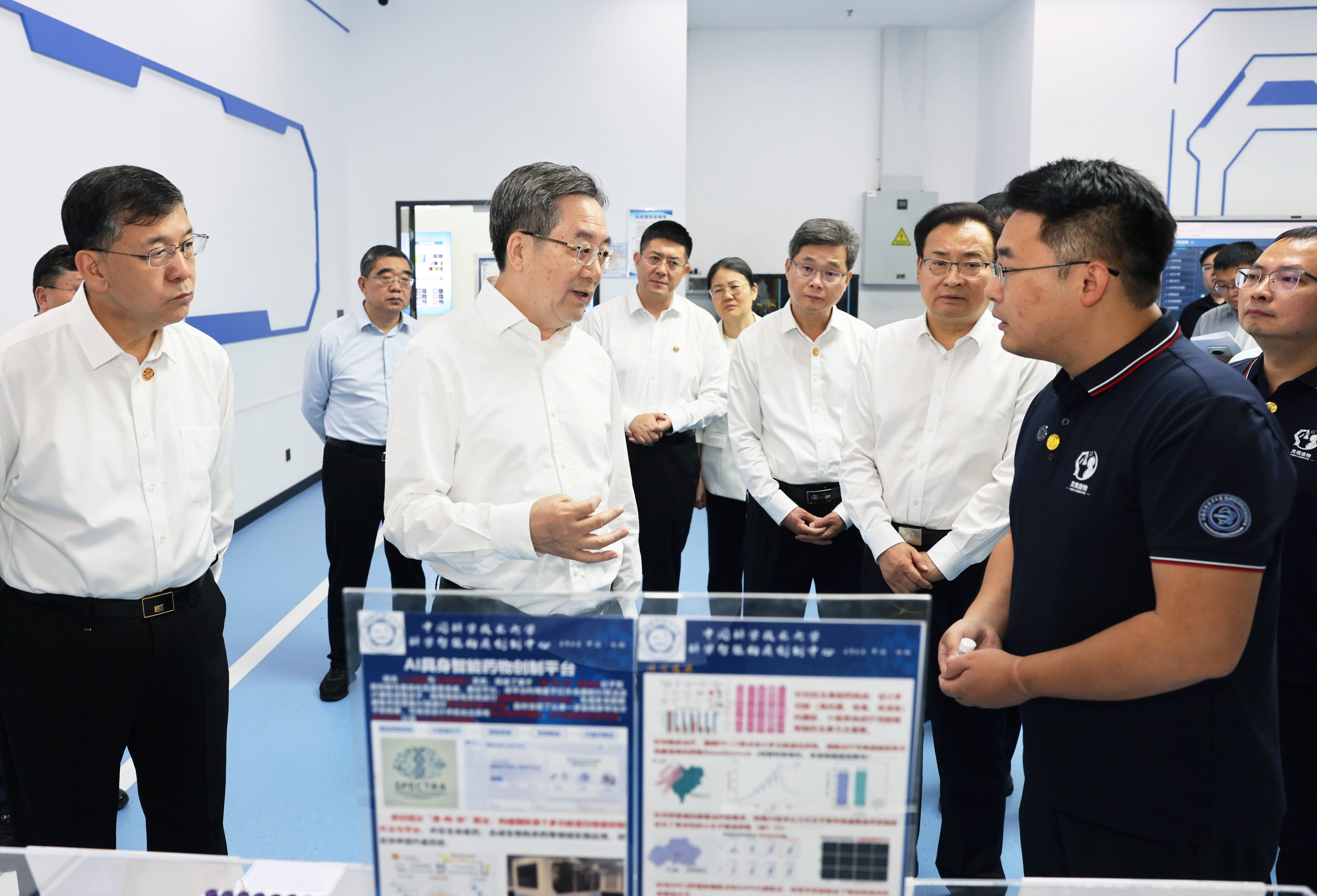 Vice-Premier Ding Xuexiang discusses the application of artificial intelligence in scientific research at the University of Science and Technology of China in Hefei, Anhui province, on Wednesday. Photo: Xinhua