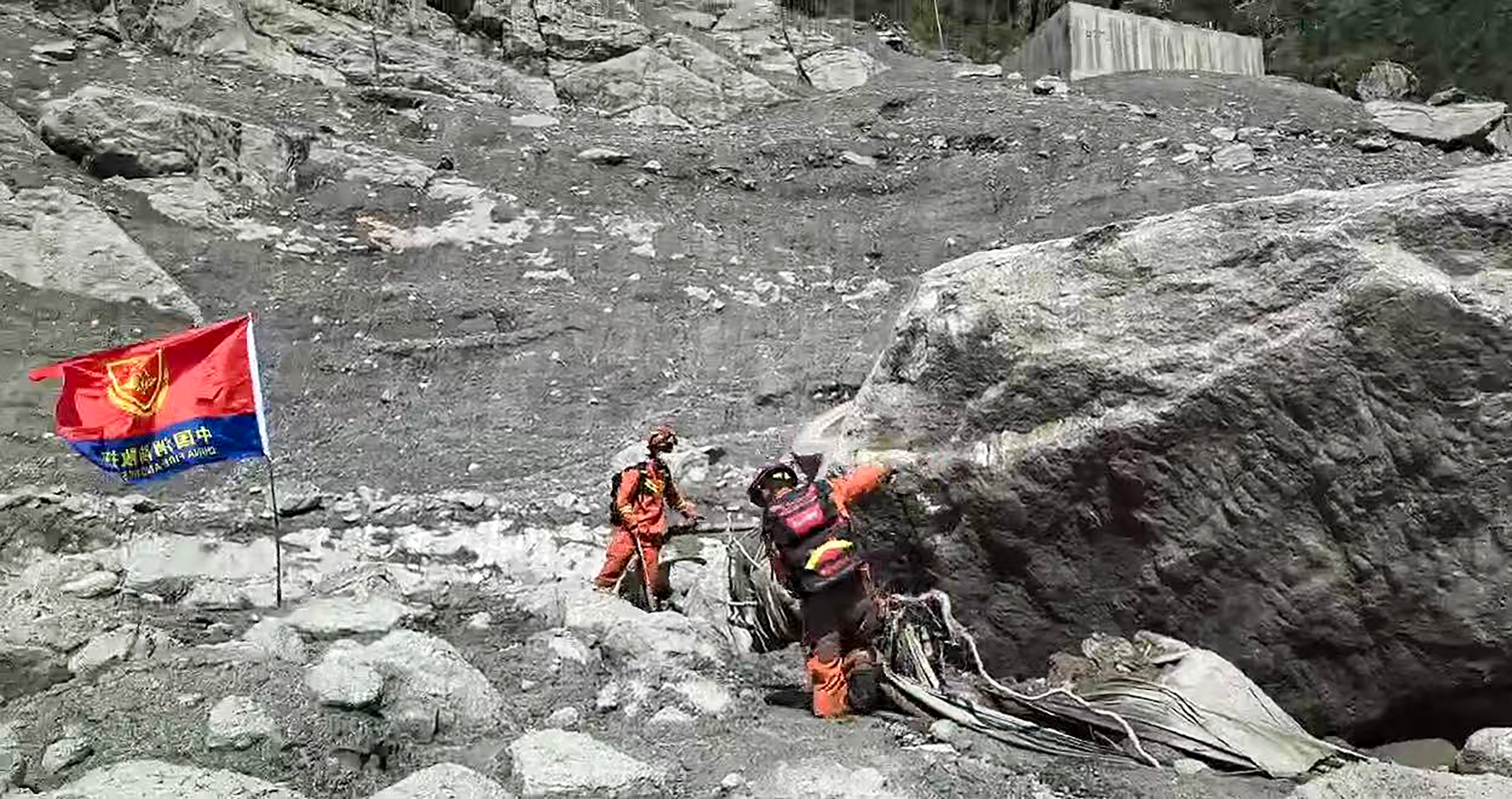 The first rescue teams reached the border crossing in Gyirong. Photo: CCTV